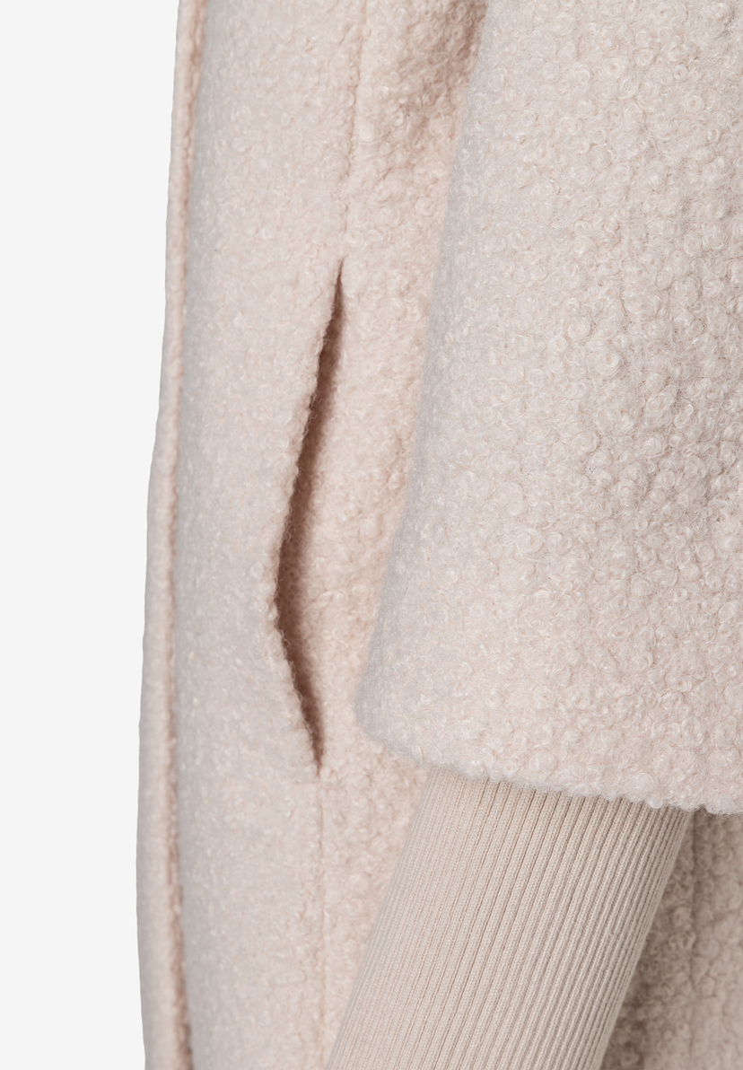 MORE & MORE Damen Bouclé-Mantel in hellem Beige. Der Mantel hat eine Eingrifftasche und ein geripptes, passendes Ärmelbündchen. MORE & MORE Damen Bouclé-Mantel in hellem Beige. Der Mantel hat eine Eingrifftasche und ein geripptes, passendes Ärmelbündchen.