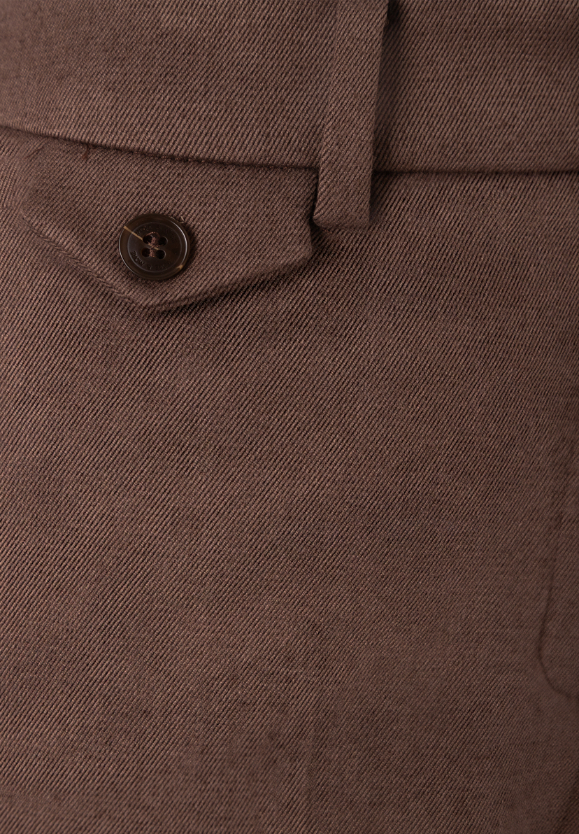 MORE & MORE Jeans: Nahaufnahme einer braunen Jeans mit diagonaler Webstruktur. Ein dunkelbrauner Knopf mit Logo ist sichtbar.