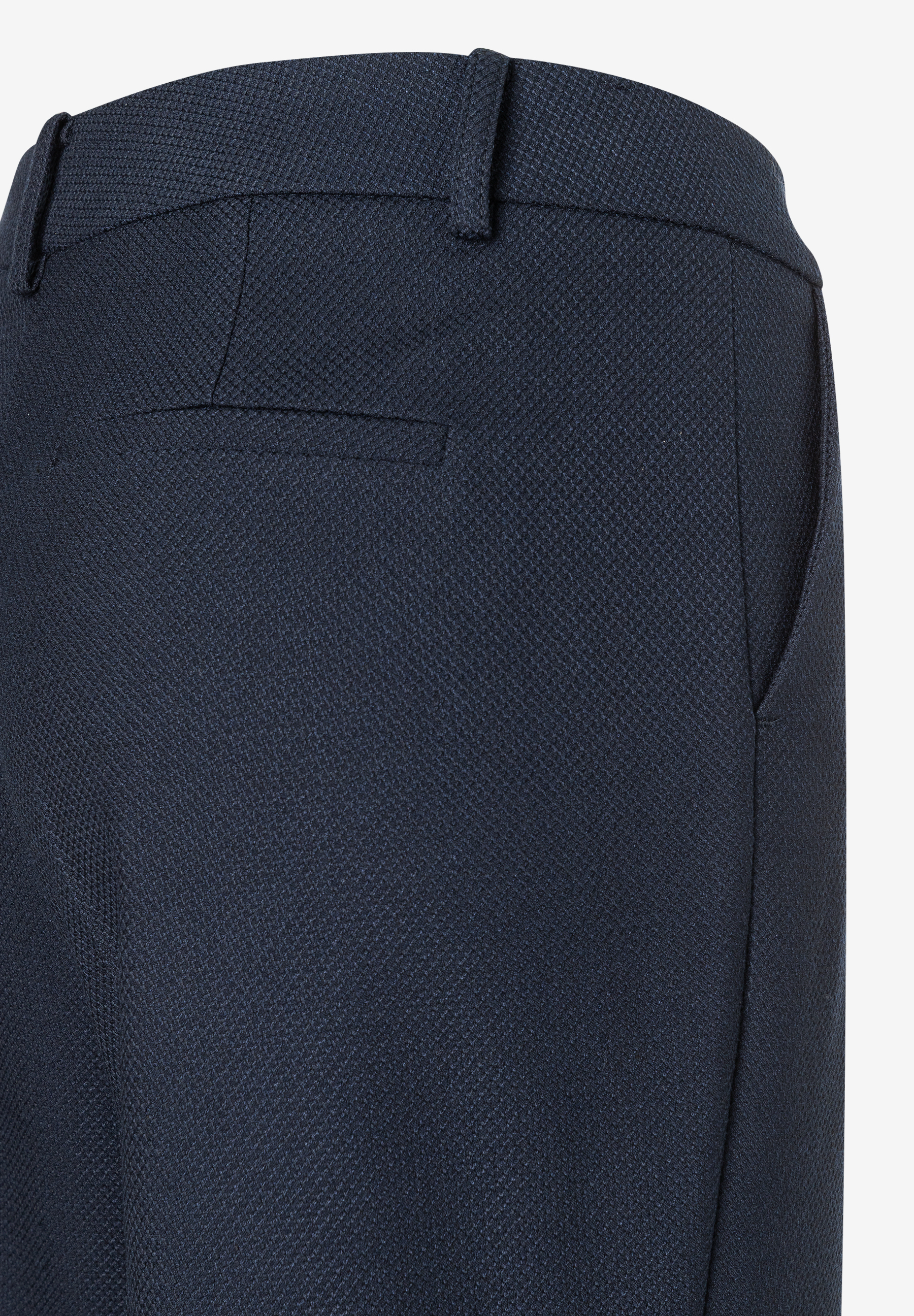 Detailaufnahme einer MORE & MORE Hose mit dunklem, strukturiertem Stoff, Tascheneingriff und Gürtelschlaufen. Detailaufnahme einer MORE & MORE Hose mit dunklem, strukturiertem Stoff, Tascheneingriff und Gürtelschlaufen.