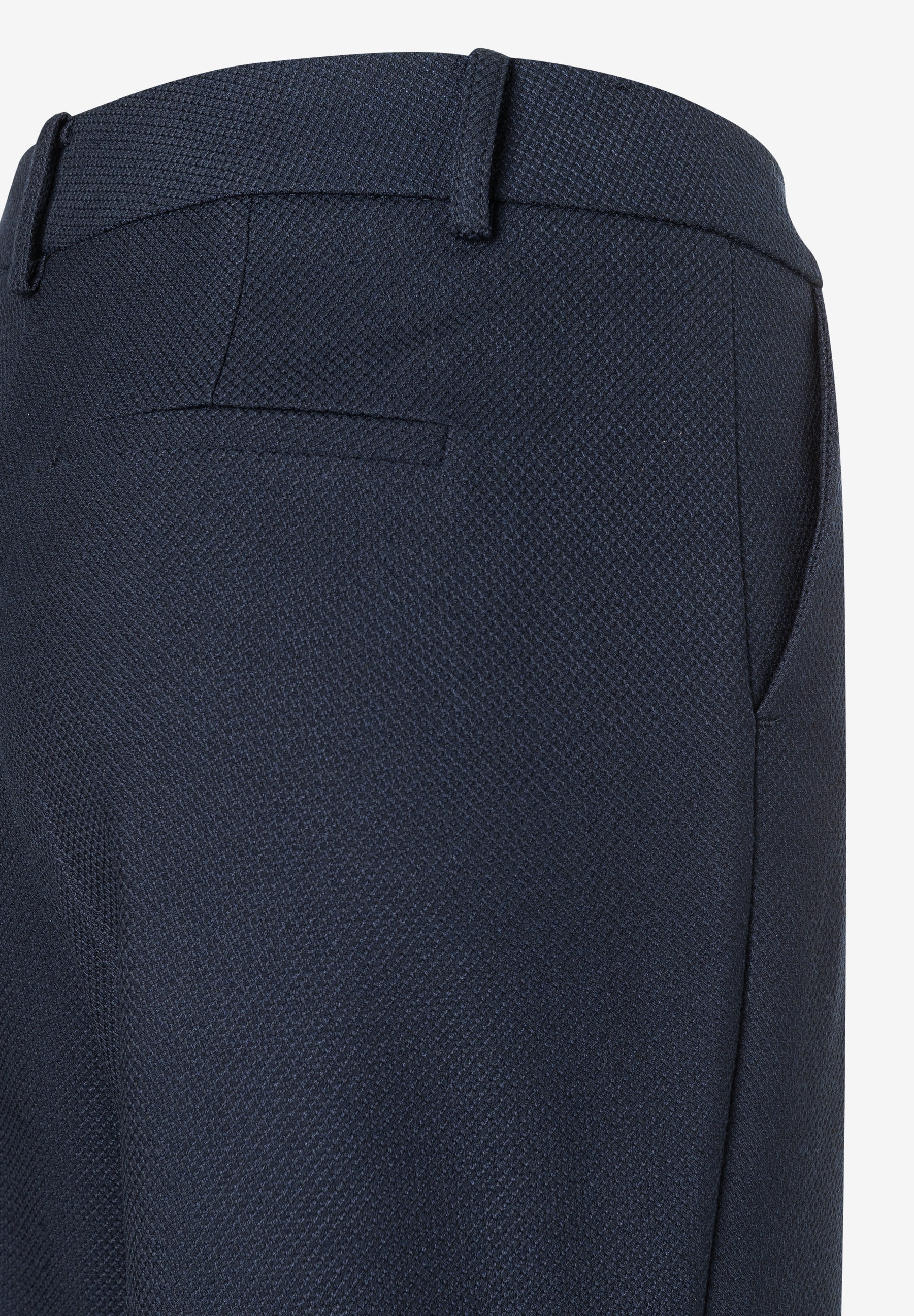 Detailaufnahme einer MORE & MORE Hose mit dunklem, strukturiertem Stoff, Tascheneingriff und Gürtelschlaufen. Detailaufnahme einer MORE & MORE Hose mit dunklem, strukturiertem Stoff, Tascheneingriff und Gürtelschlaufen.