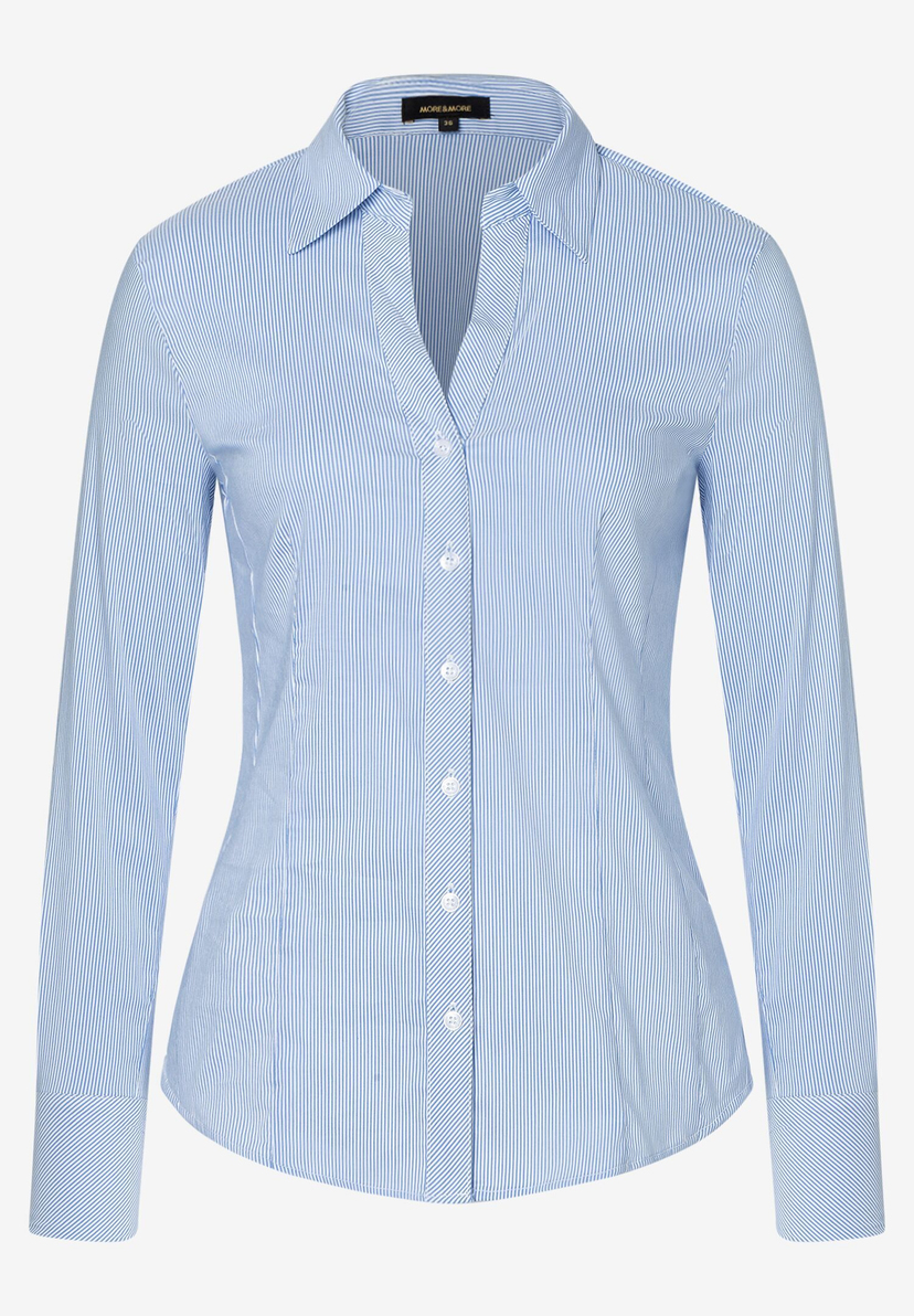 Eine gestreifte, taillierte Bluse von MORE & MORE aus Baumwollmischung mit V-Ausschnitt und Knöpfen. Eine gestreifte, taillierte Bluse von MORE & MORE aus Baumwollmischung mit V-Ausschnitt und Knöpfen.