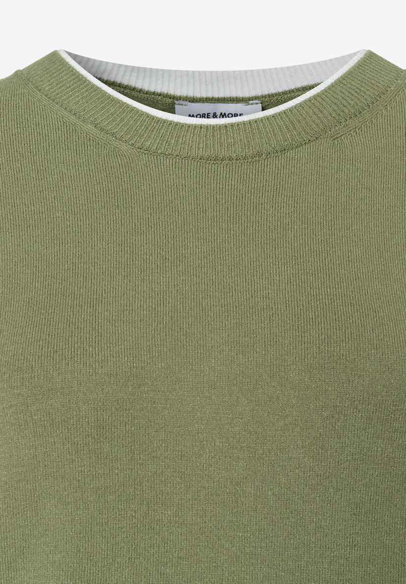 Nahaufnahme von MORE & MORE Feinstrick-Oberteil in Olivgrün mit weißem Kragen. Nahaufnahme von MORE & MORE Feinstrick-Oberteil in Olivgrün mit weißem Kragen.
