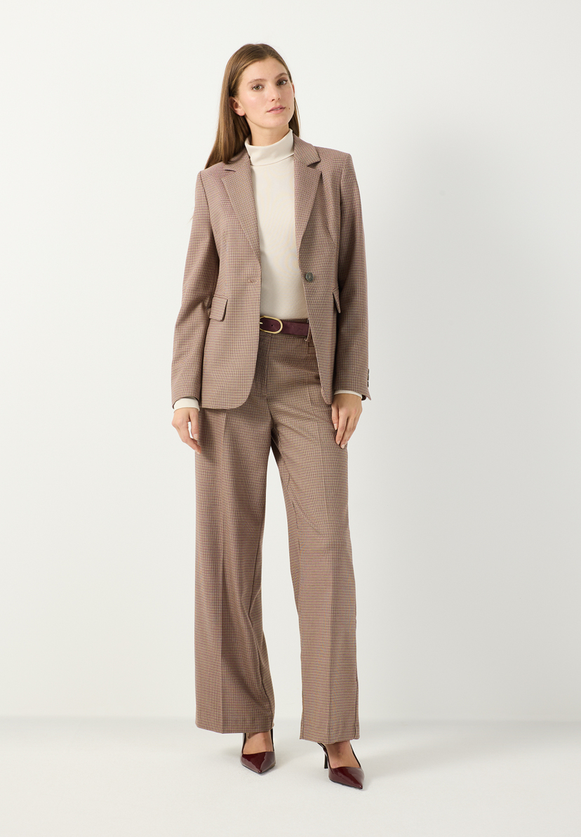 MORE & MORE geripptes Langarmshirt in Beige, von einer Frau unter einem braunen Blazer mit Anzughose und High Heels getragen. MORE & MORE geripptes Langarmshirt in Beige, von einer Frau unter einem braunen Blazer mit Anzughose und High Heels getragen.