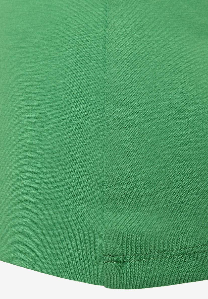 Detailaufnahme eines grünen Jersey-Oberteils von MORE & MORE, das elastisch und hautfreundlich ist. Detailaufnahme eines grünen Jersey-Oberteils von MORE & MORE, das elastisch und hautfreundlich ist.