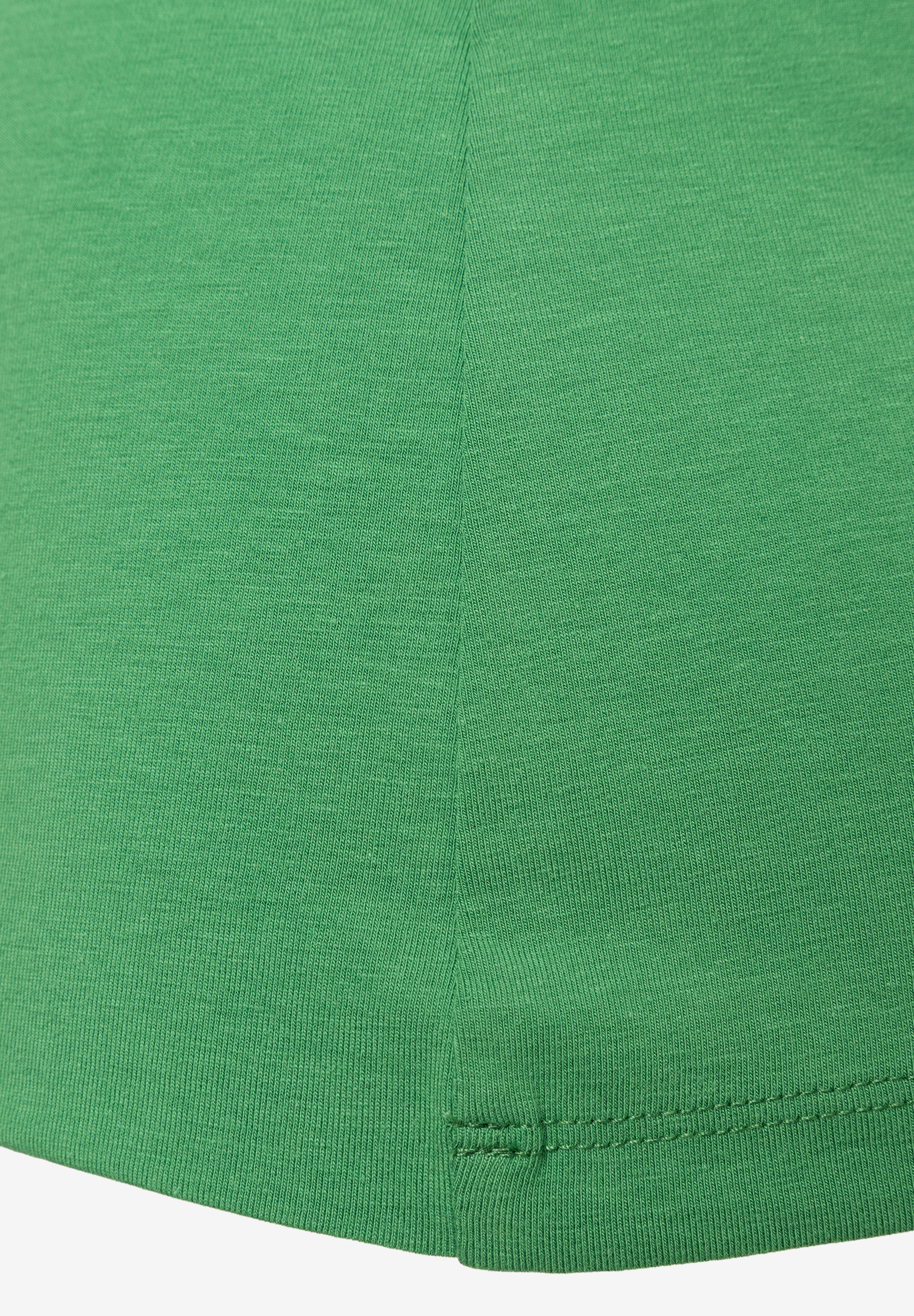 Detailaufnahme eines grünen Jersey-Oberteils von MORE & MORE, das elastisch und hautfreundlich ist. Detailaufnahme eines grünen Jersey-Oberteils von MORE & MORE, das elastisch und hautfreundlich ist.