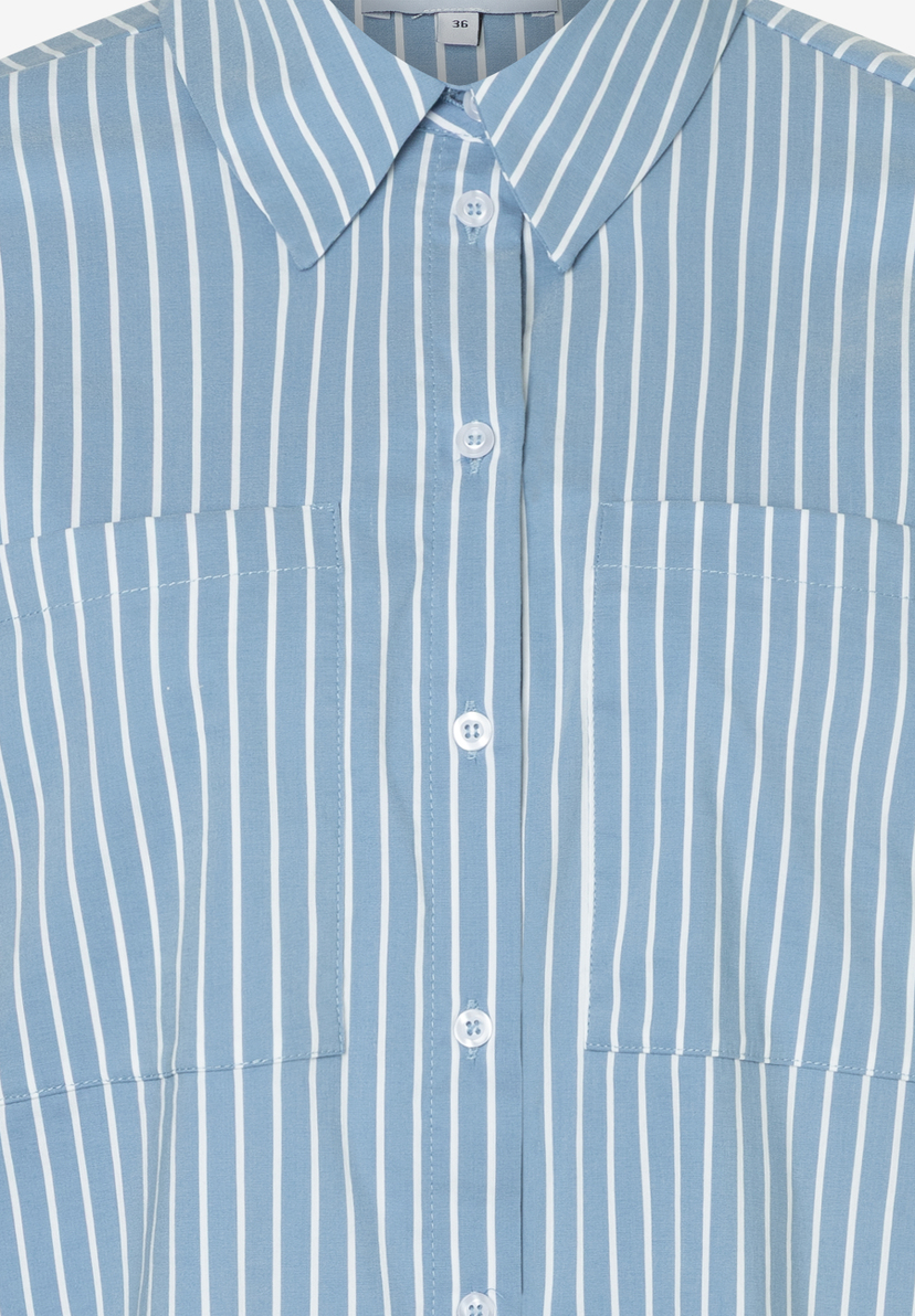 Nahaufnahme einer blau-weiß gestreiften MORE & MORE Bluse mit Knopfleiste und Brusttaschen. Nahaufnahme einer blau-weiß gestreiften MORE & MORE Bluse mit Knopfleiste und Brusttaschen.