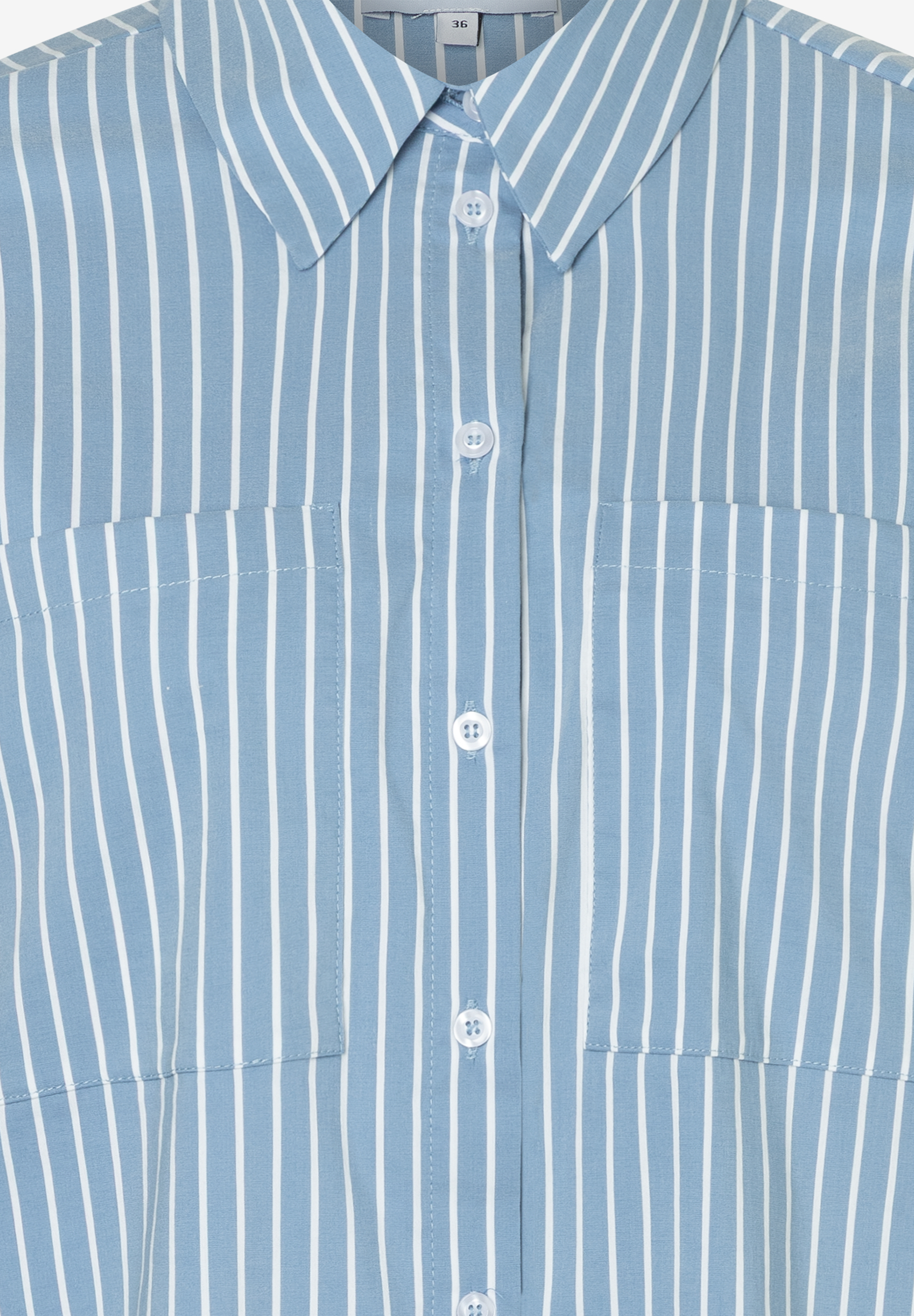 Nahaufnahme einer blau-weiß gestreiften MORE & MORE Bluse mit Knopfleiste und Brusttaschen. Nahaufnahme einer blau-weiß gestreiften MORE & MORE Bluse mit Knopfleiste und Brusttaschen.