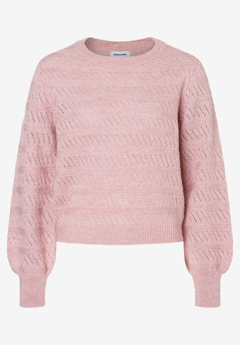 Ein rosa Strukturstrick-Pullover von MORE & MORE mit Rundhalsausschnitt und langen Ärmeln liegt auf einem weißen Hintergrund. Ein rosa Strukturstrick-Pullover von MORE & MORE mit Rundhalsausschnitt und langen Ärmeln liegt auf einem weißen Hintergrund.