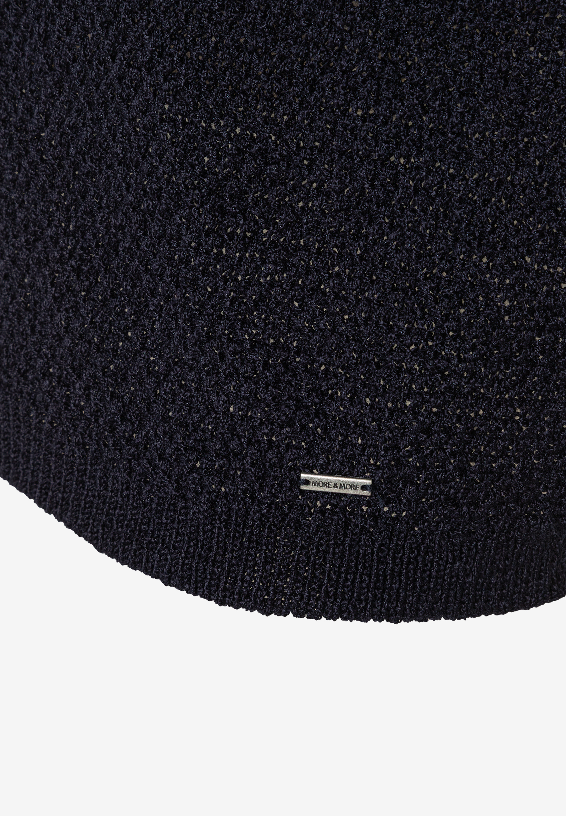 Detailaufnahme von MORE & MORE Strickware mit Markenlogo. Detailaufnahme von MORE & MORE Strickware mit Markenlogo.