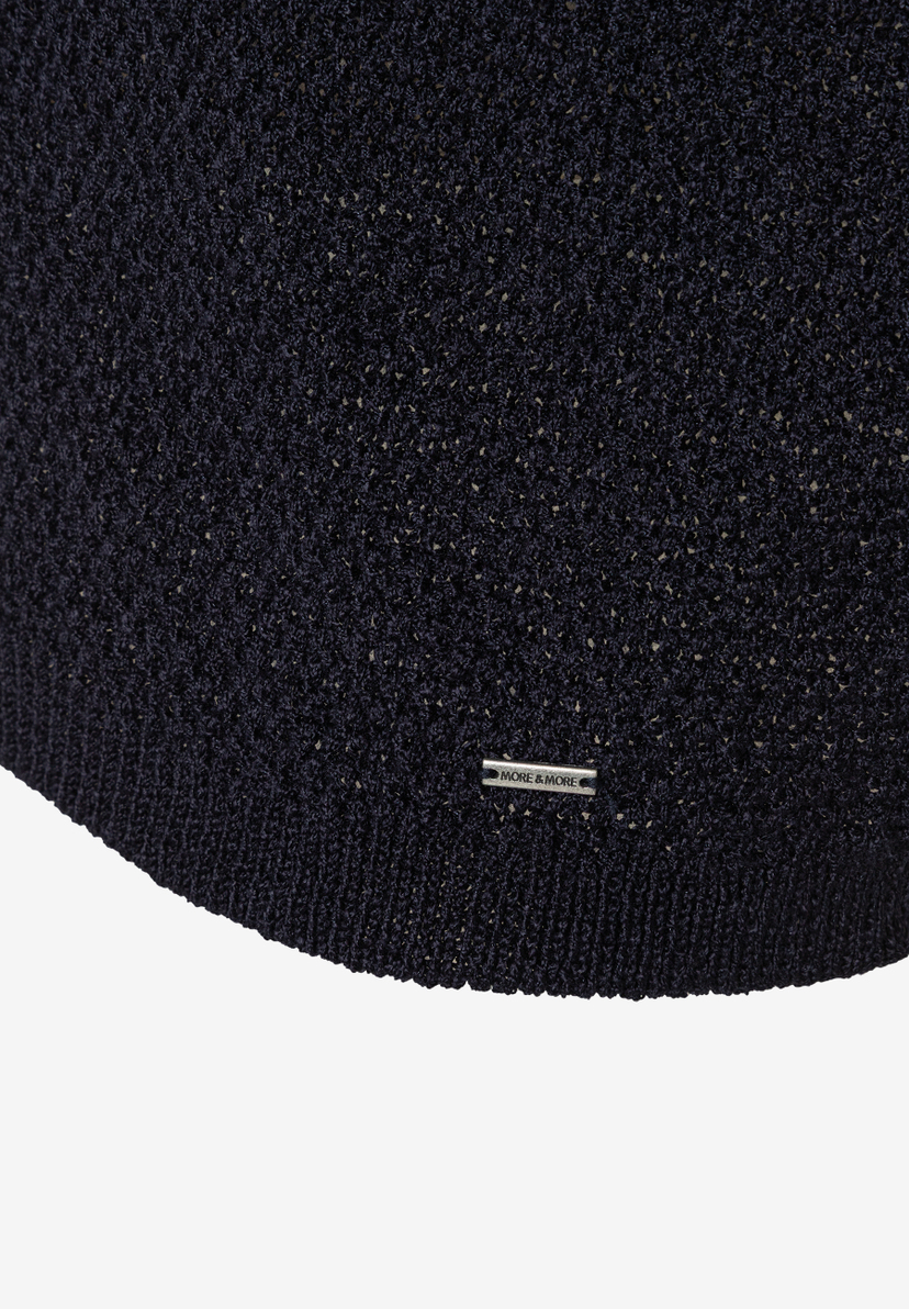 Detailaufnahme von MORE & MORE Strickware mit Markenlogo. Detailaufnahme von MORE & MORE Strickware mit Markenlogo.