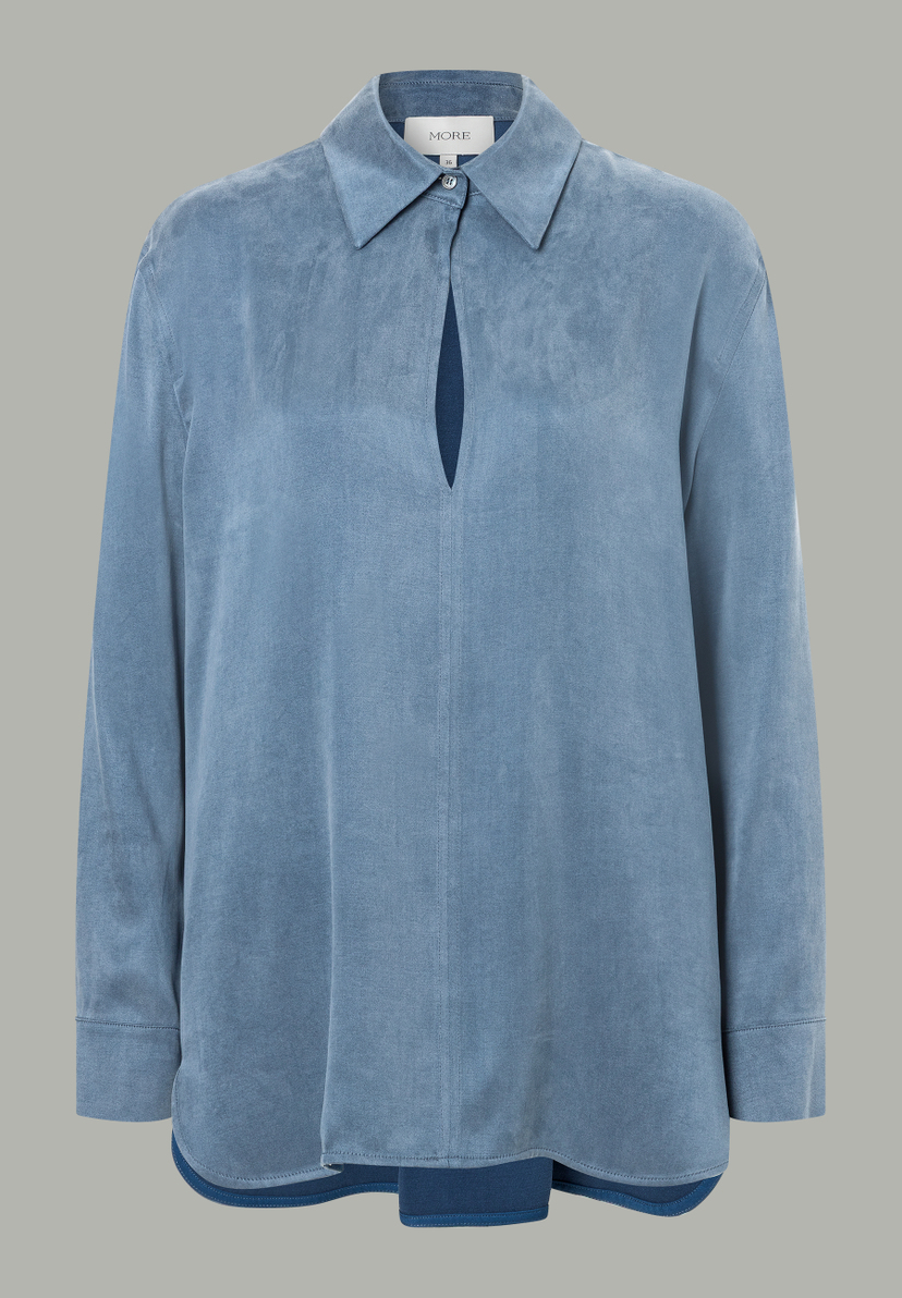 Eine blaue MORE & MORE Bluse mit Kragen und Knopfleiste. Die Bluse hat lange Ärmel und eine entspannte Passform. Eine blaue MORE & MORE Bluse mit Kragen und Knopfleiste. Die Bluse hat lange Ärmel und eine entspannte Passform.