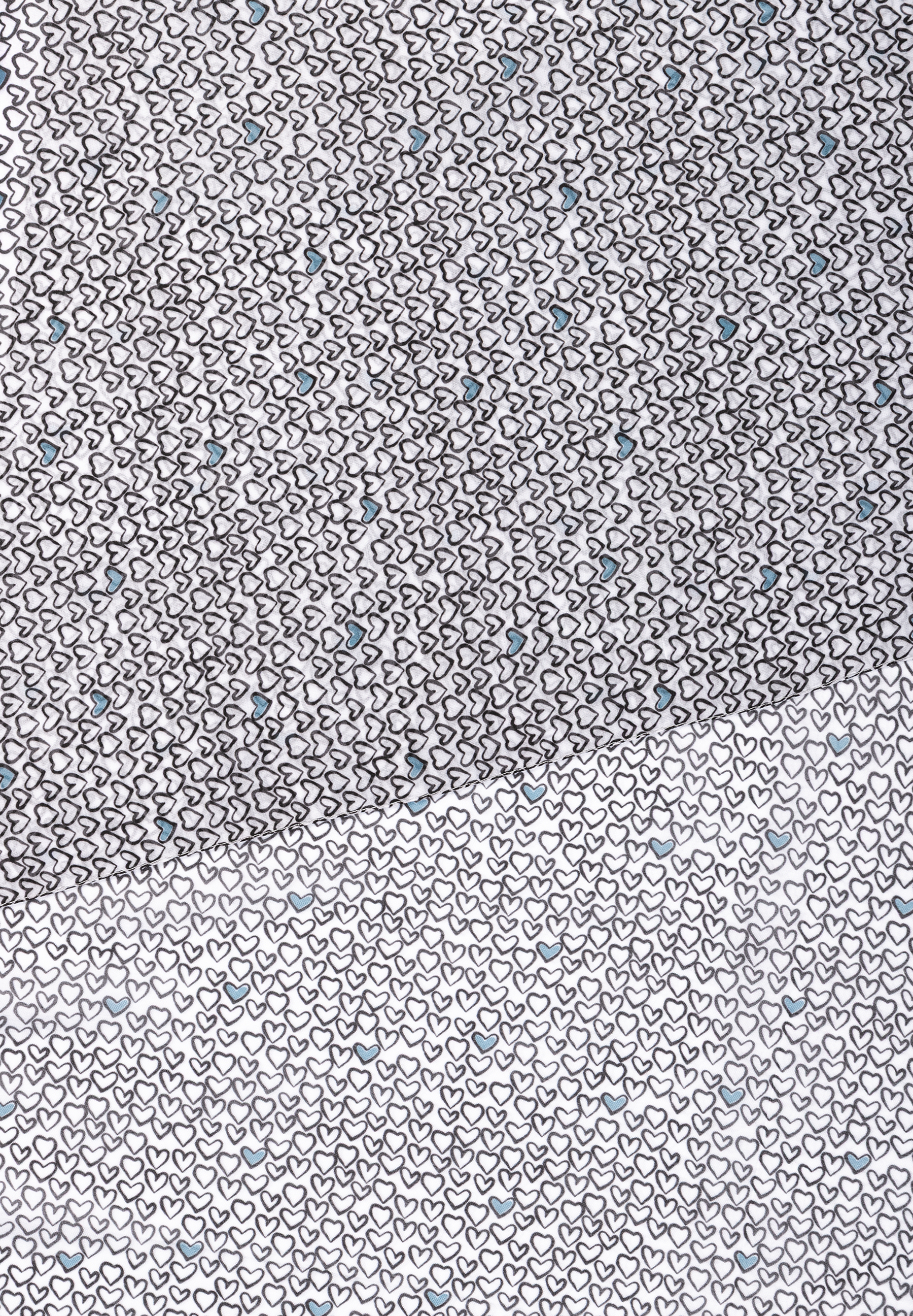 MORE & MORE Accessoires Detail: Herzmuster in Schwarz-Weiß, einzelne Herzen in hellem Blau. MORE & MORE Accessoires Detail: Herzmuster in Schwarz-Weiß, einzelne Herzen in hellem Blau.