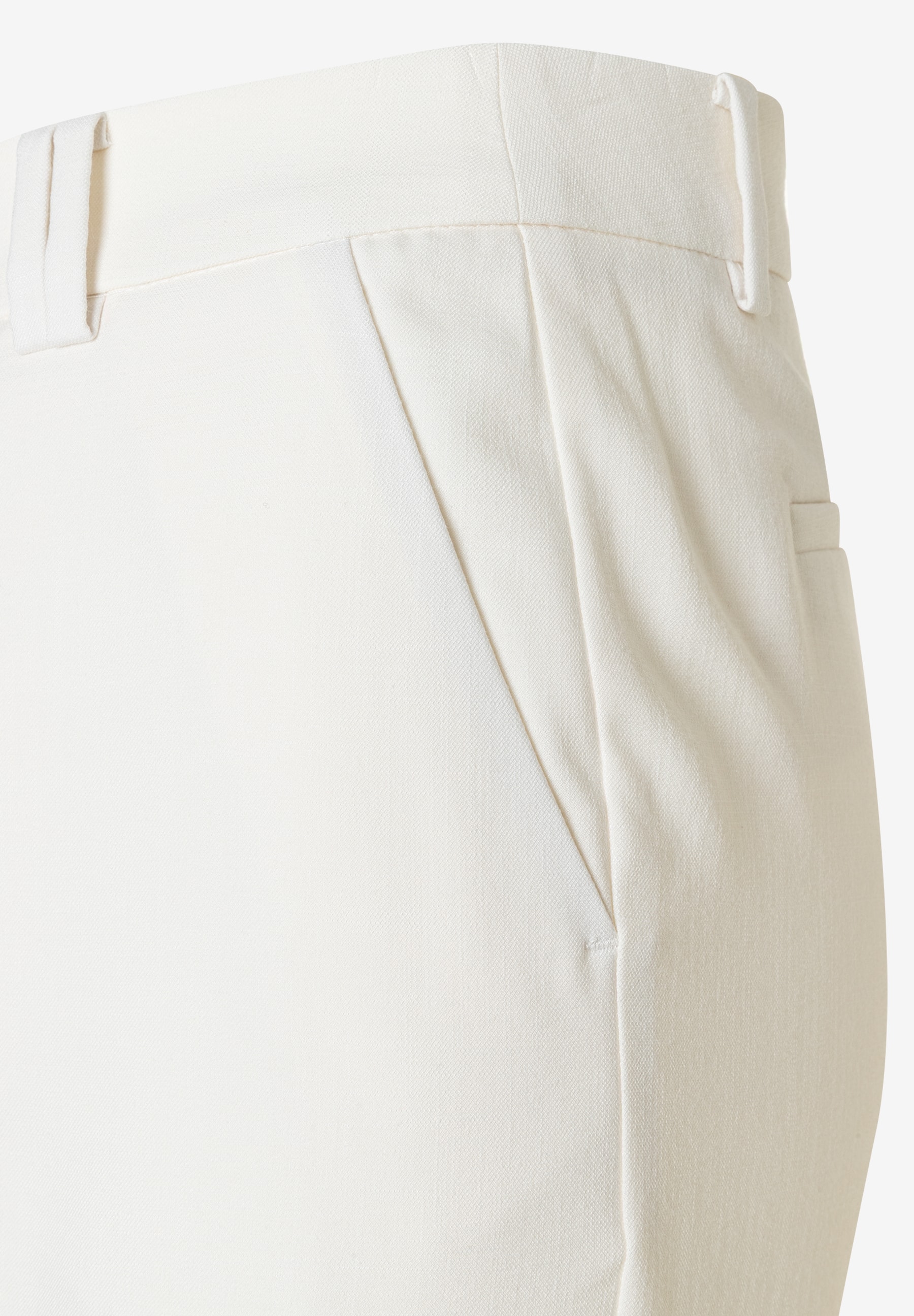 Detailaufnahme einer weißen MORE & MORE Hose mit Bund, Gürtelschlaufen und seitlicher Eingrifftasche. Detailaufnahme einer weißen MORE & MORE Hose mit Bund, Gürtelschlaufen und seitlicher Eingrifftasche.