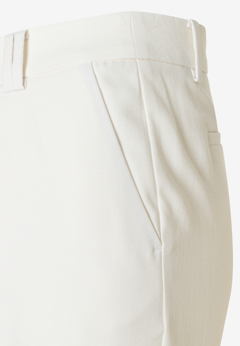 Detailaufnahme einer weißen MORE & MORE Hose mit Bund, Gürtelschlaufen und seitlicher Eingrifftasche. Detailaufnahme einer weißen MORE & MORE Hose mit Bund, Gürtelschlaufen und seitlicher Eingrifftasche.