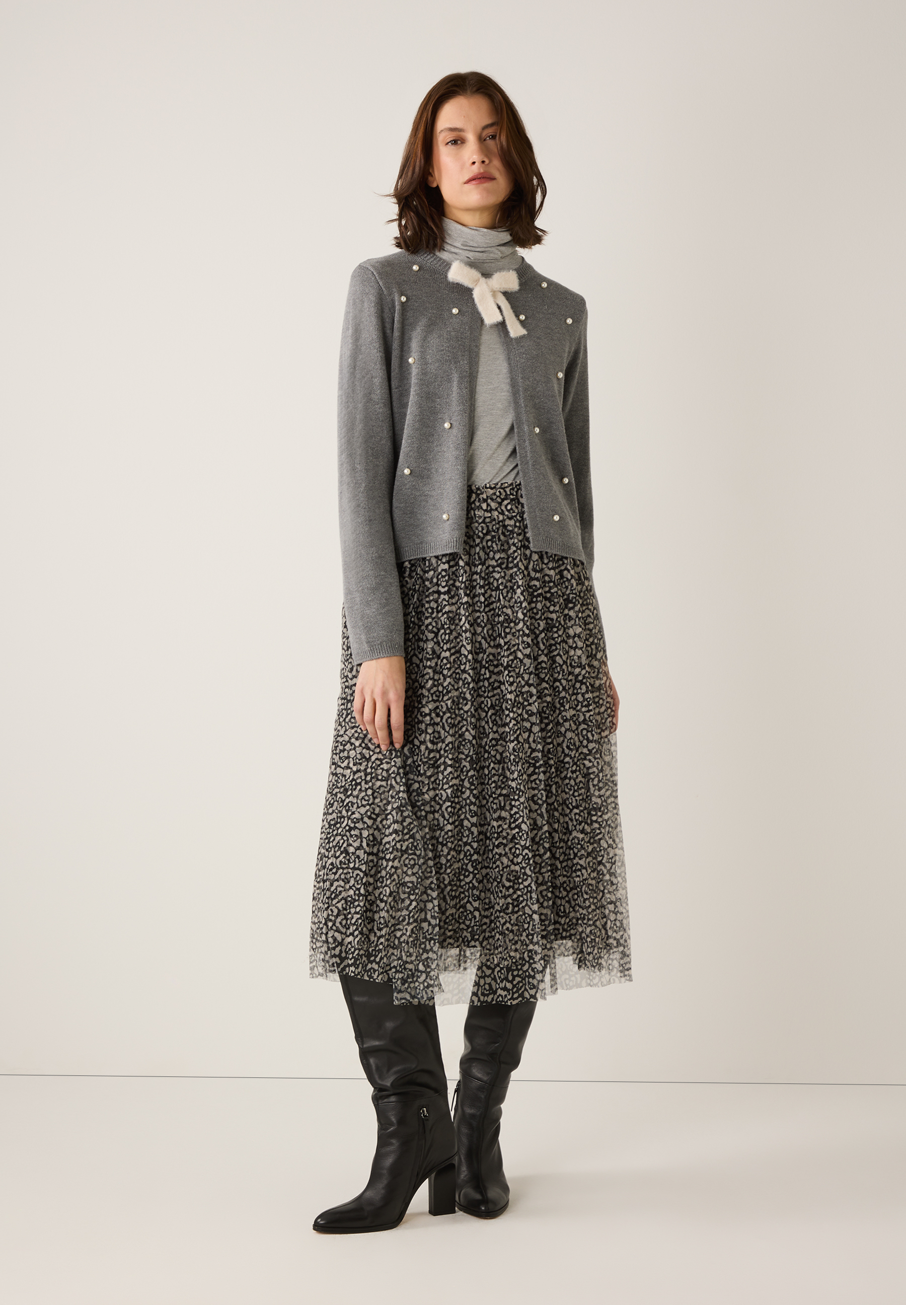 MORE & MORE Mesh-Rock mit Leopardmuster in Schwarz-Weiß. Elegant kombiniert mit grauem Cardigan & Rollkragenpullover. MORE & MORE Mesh-Rock mit Leopardmuster in Schwarz-Weiß. Elegant kombiniert mit grauem Cardigan & Rollkragenpullover.