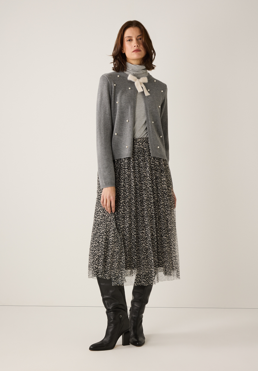 MORE & MORE Mesh-Rock mit Leopardmuster in Schwarz-Weiß. Elegant kombiniert mit grauem Cardigan & Rollkragenpullover. MORE & MORE Mesh-Rock mit Leopardmuster in Schwarz-Weiß. Elegant kombiniert mit grauem Cardigan & Rollkragenpullover.