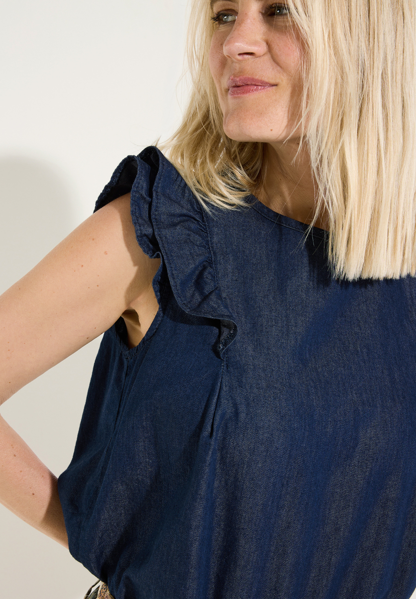 MORE & MORE Damenbluse aus Denim mit Volantärmeln, locker fallend und hautfreundlich, im Profil getragen. MORE & MORE Damenbluse aus Denim mit Volantärmeln, locker fallend und hautfreundlich, im Profil getragen.