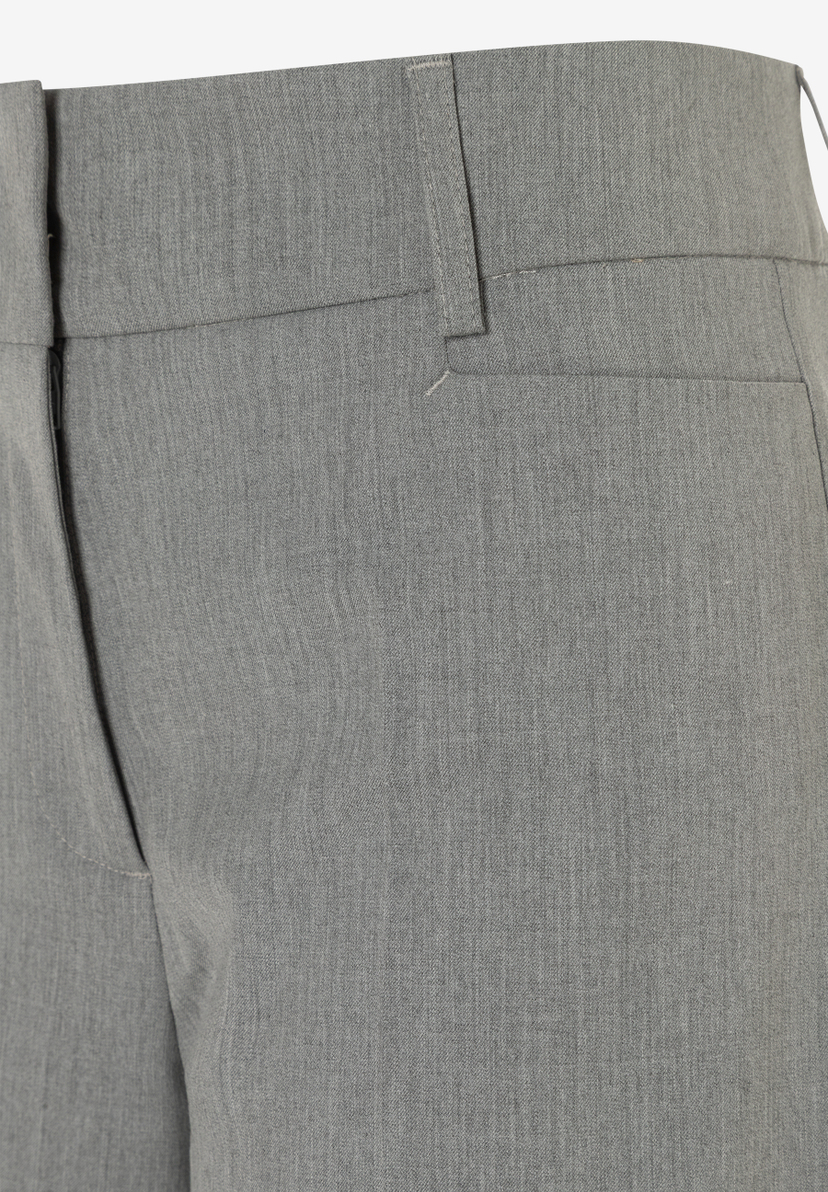 Nahaufnahme einer grauen Hose/Jeans der Marke MORE & MORE. Detailaufnahme des Hosenbundes und einer Hosentasche. Nahaufnahme einer grauen Hose/Jeans der Marke MORE & MORE. Detailaufnahme des Hosenbundes und einer Hosentasche.