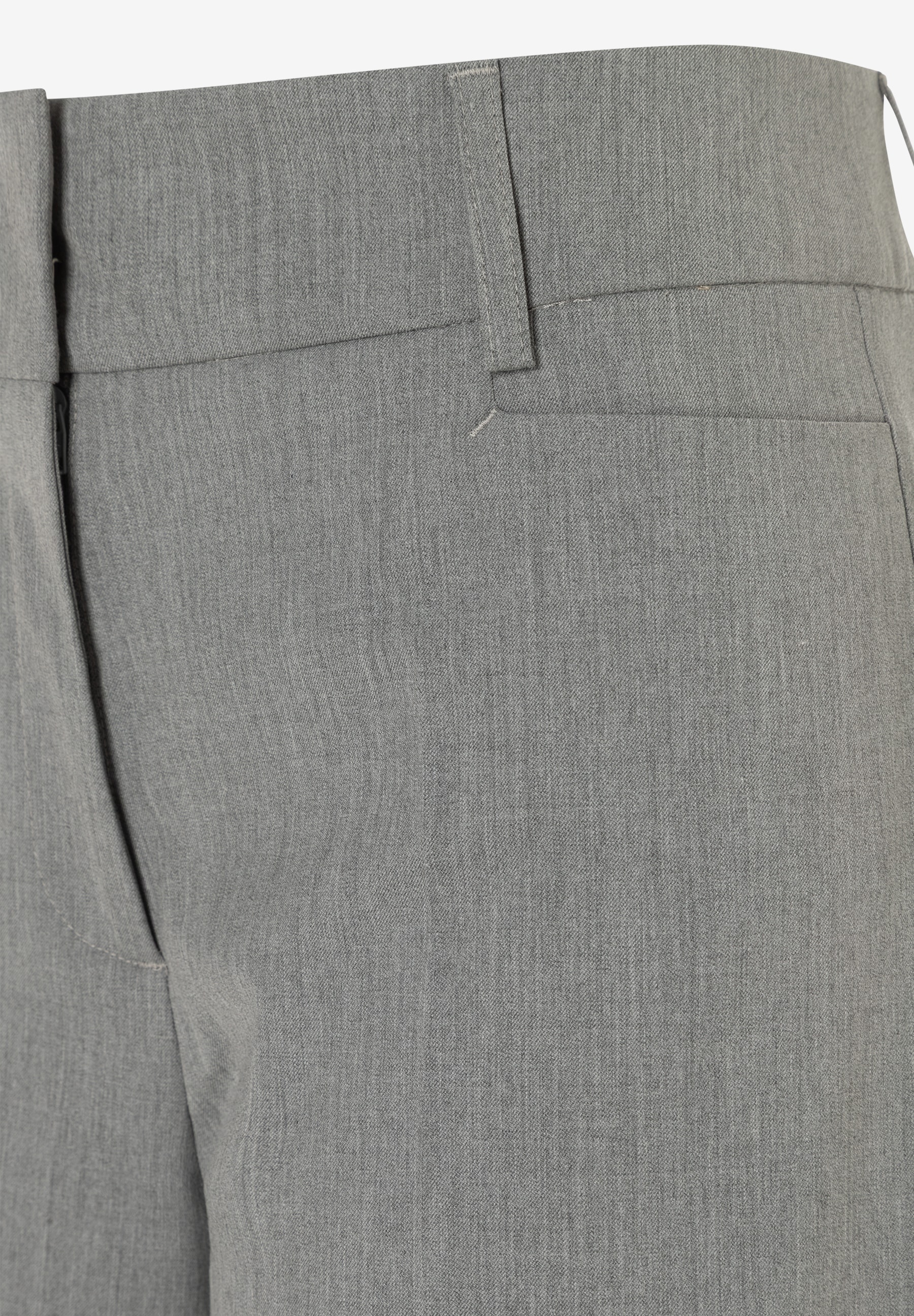 Nahaufnahme einer grauen Hose/Jeans der Marke MORE & MORE. Detailaufnahme des Hosenbundes und einer Hosentasche. Nahaufnahme einer grauen Hose/Jeans der Marke MORE & MORE. Detailaufnahme des Hosenbundes und einer Hosentasche.