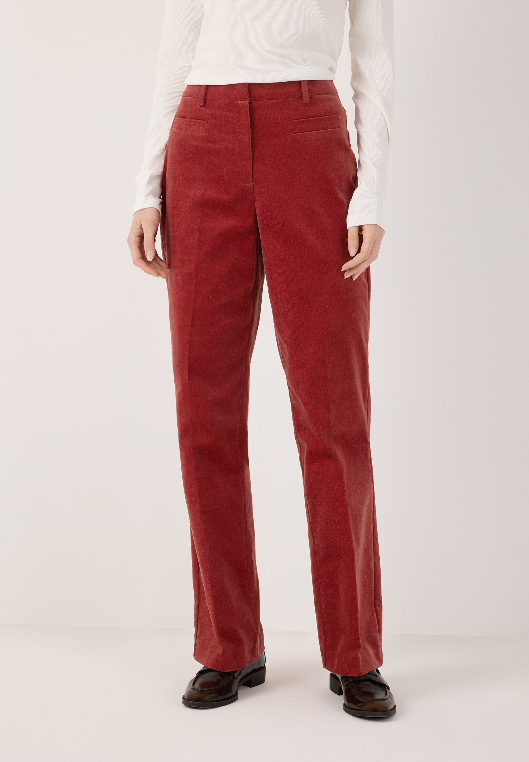 MORE & MORE Cord-Hose in Rot mit geradem Bein, kombiniert mit einem weißen Langarmshirt und braunen Loafern.