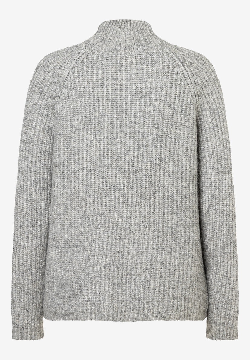 Rückenansicht eines grauen MORE & MORE Strickpullovers mit Stehkragen und langen Ärmeln. Rückenansicht eines grauen MORE & MORE Strickpullovers mit Stehkragen und langen Ärmeln.