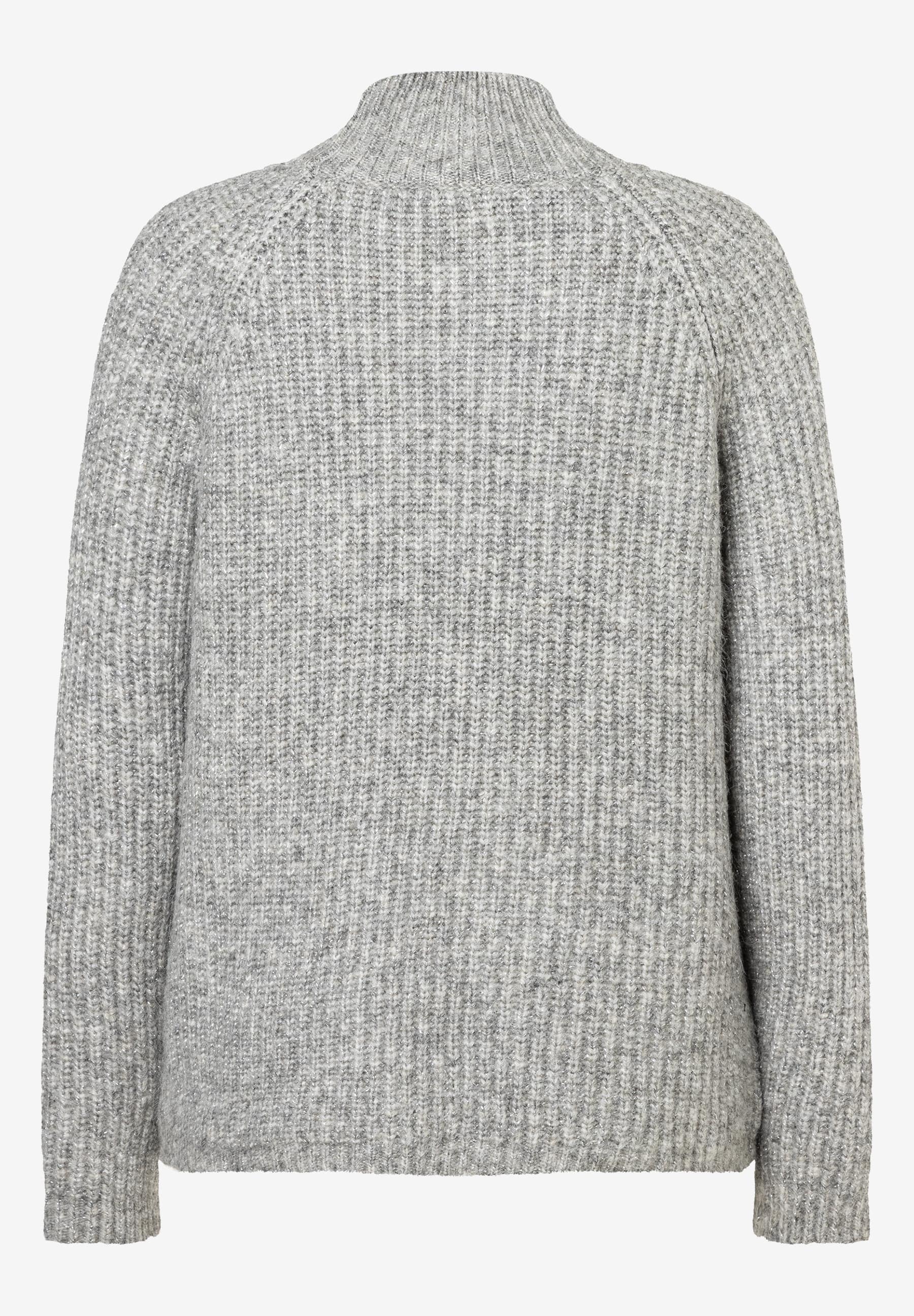 Rückenansicht eines grauen MORE & MORE Strickpullovers mit Stehkragen und langen Ärmeln. Rückenansicht eines grauen MORE & MORE Strickpullovers mit Stehkragen und langen Ärmeln.