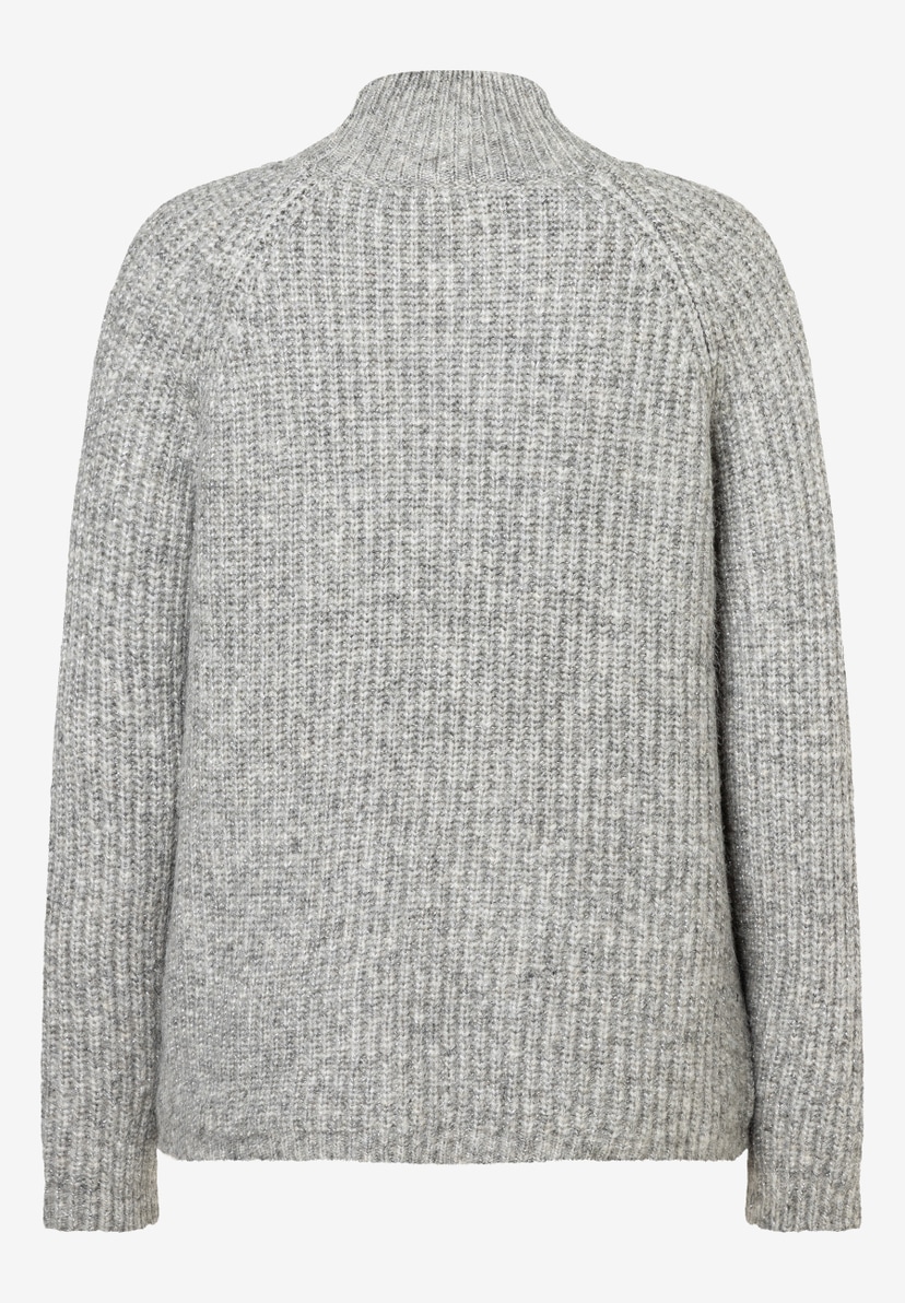Rückenansicht eines grauen MORE & MORE Strickpullovers mit Stehkragen und langen Ärmeln. Rückenansicht eines grauen MORE & MORE Strickpullovers mit Stehkragen und langen Ärmeln.