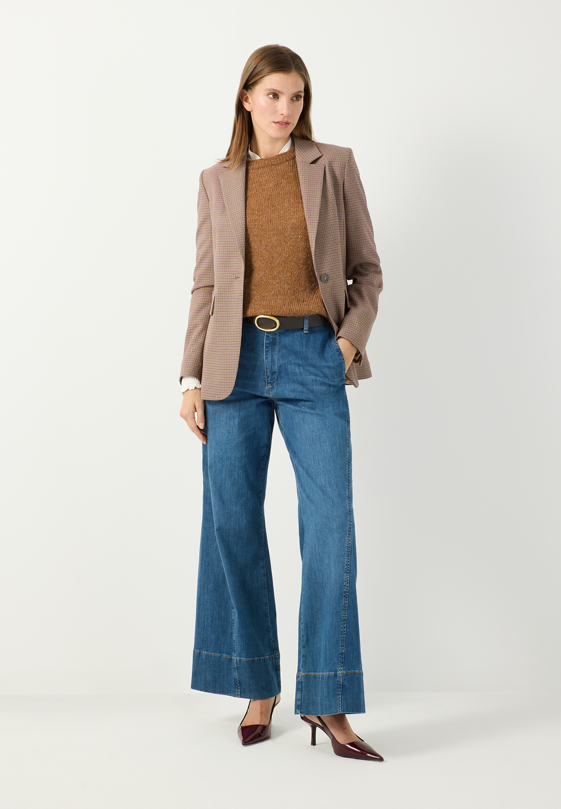 MORE & MORE Damen Pullover-Strickwaren: Model trägt braunen Strickpullover, karierten Blazer, weite Jeans und Slingpumps. MORE & MORE Damen Pullover-Strickwaren: Model trägt braunen Strickpullover, karierten Blazer, weite Jeans und Slingpumps.