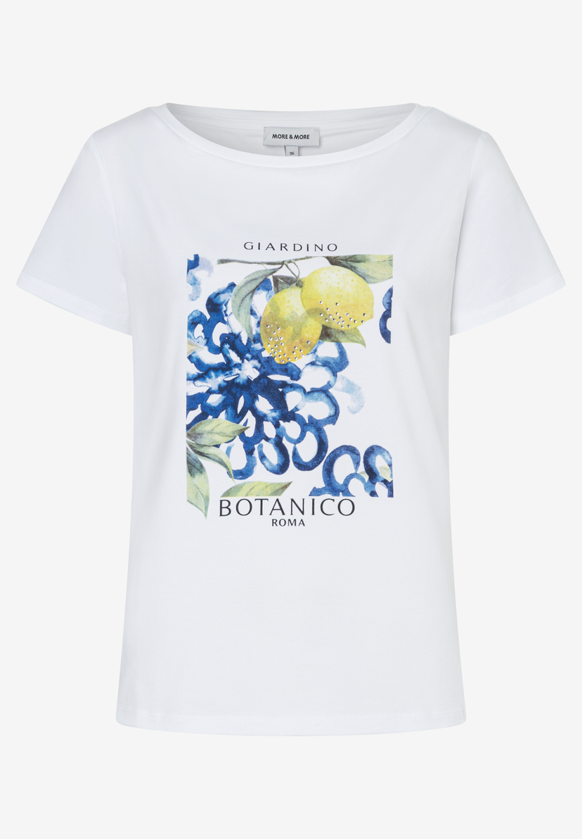 Ein weißes MORE & MORE T-Shirt mit einem Aufdruck aus Zitronen und einer blauen Blume. Ein weißes MORE & MORE T-Shirt mit einem Aufdruck aus Zitronen und einer blauen Blume.