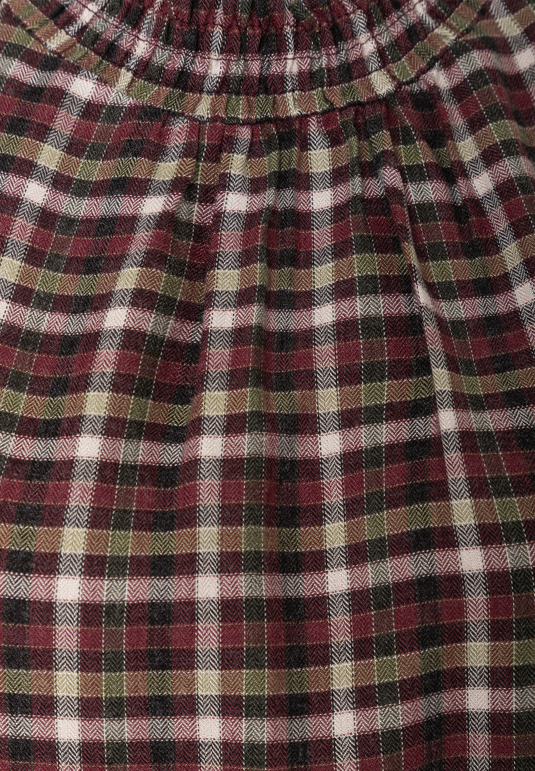 MORE & MORE Bluse mit dunkelrotem, grünem, schwarzem und weißem Karomuster und gerafftem Ausschnitt.