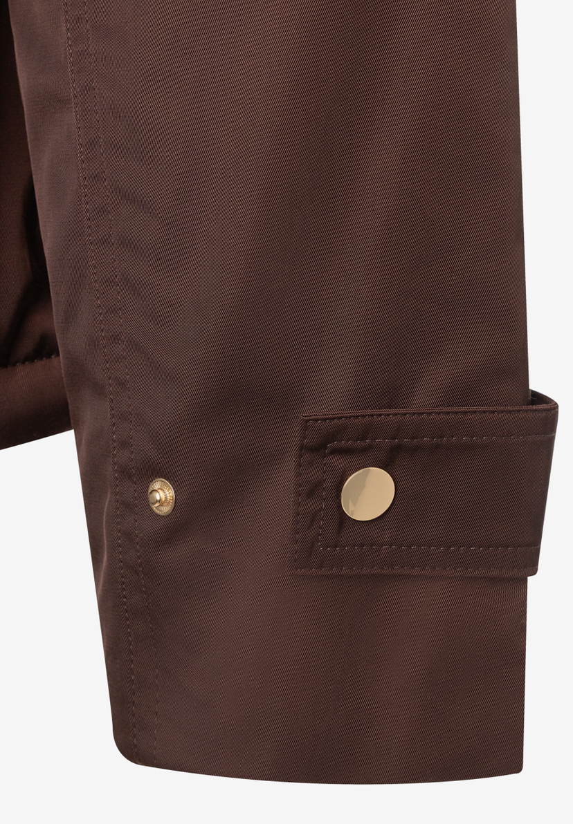 MORE & MORE Jacke, braun, Detailansicht des Ärmels mit zwei goldenen Knöpfen. Der Stoff hat eine leichte Struktur.