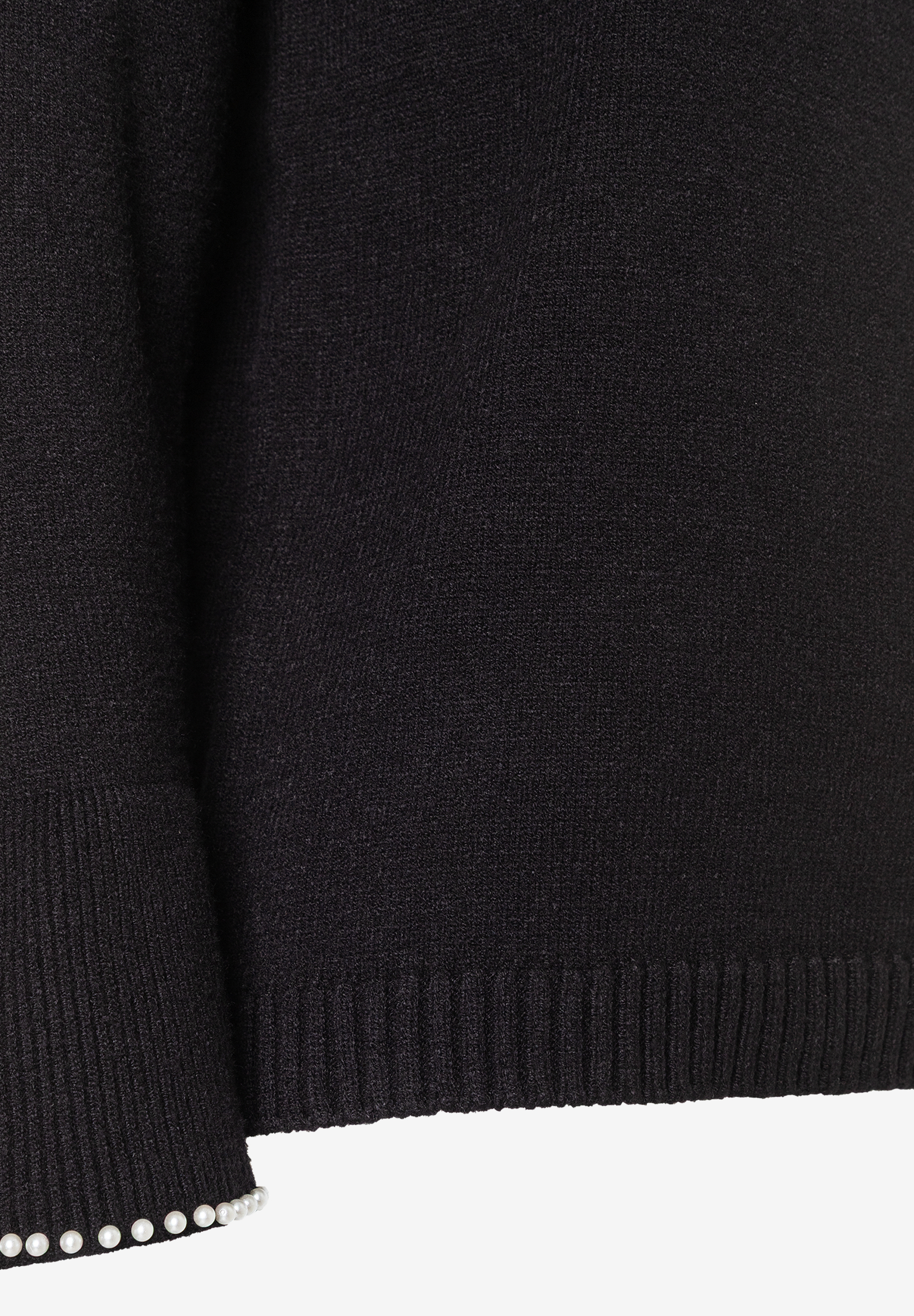 Detailaufnahme des MORE & MORE Strickpullovers mit Perlen am Ärmel. Bequemes, elastisches Material. Detailaufnahme des MORE & MORE Strickpullovers mit Perlen am Ärmel. Bequemes, elastisches Material.