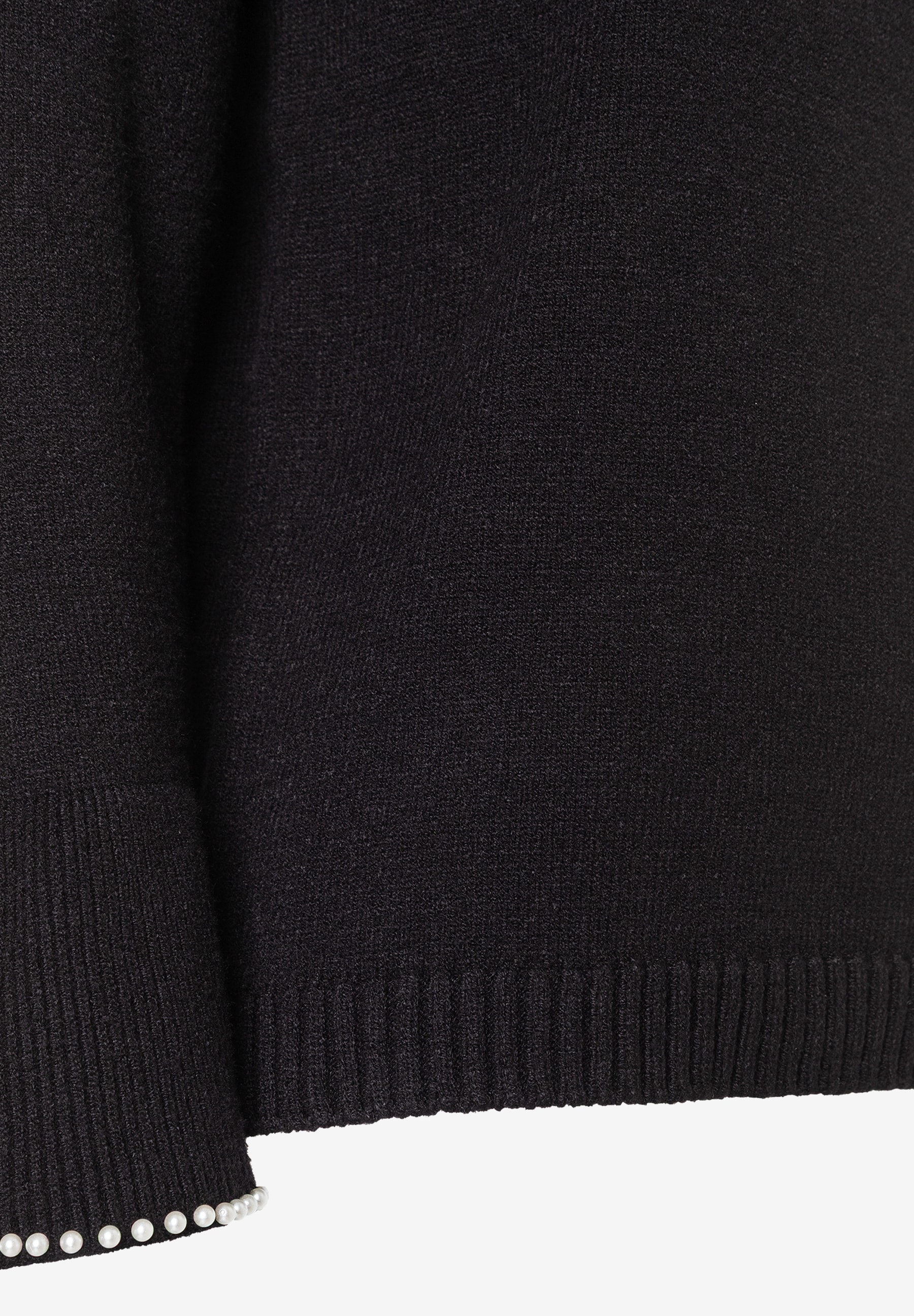 Detailaufnahme des MORE & MORE Strickpullovers mit Perlen am Ärmel. Bequemes, elastisches Material. Detailaufnahme des MORE & MORE Strickpullovers mit Perlen am Ärmel. Bequemes, elastisches Material.