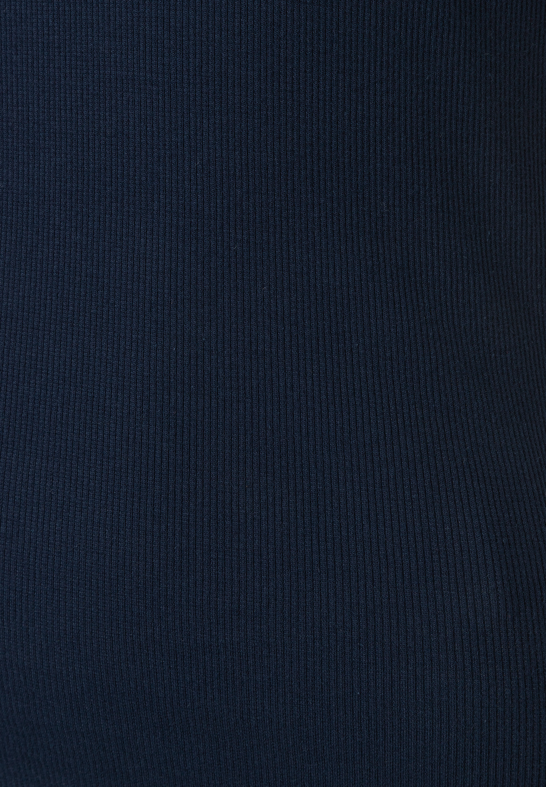 MORE & MORE Rippstrick-T-Shirt-Top in Marineblau, Nahaufnahme des feinen Rippenmusters. MORE & MORE Rippstrick-T-Shirt-Top in Marineblau, Nahaufnahme des feinen Rippenmusters.