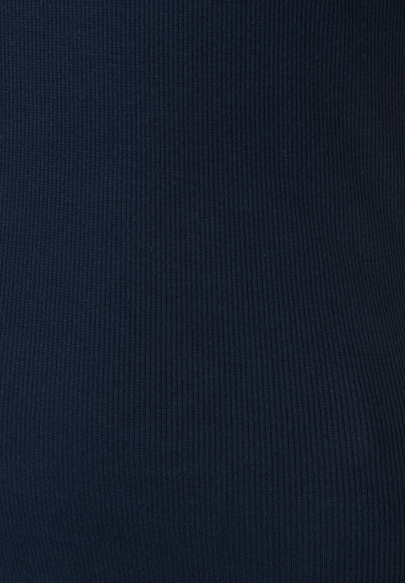 MORE & MORE Rippstrick-T-Shirt-Top in Marineblau, Nahaufnahme des feinen Rippenmusters. MORE & MORE Rippstrick-T-Shirt-Top in Marineblau, Nahaufnahme des feinen Rippenmusters.