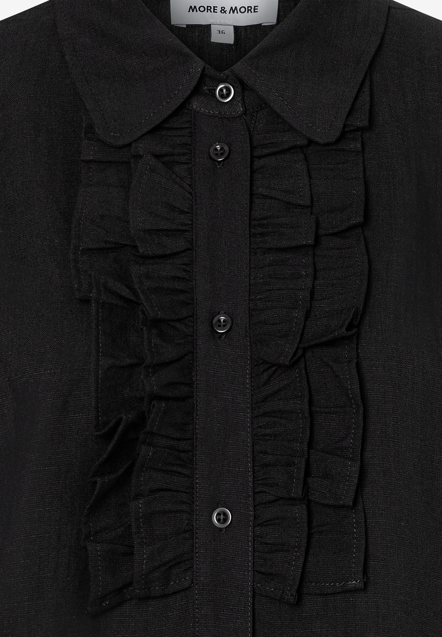 MORE & MORE schwarze Bluse, vorne mit Rüschen und kleinen schwarzen Knöpfen. Klassischer Kragen und Gr. 36 Etikett. MORE & MORE schwarze Bluse, vorne mit Rüschen und kleinen schwarzen Knöpfen. Klassischer Kragen und Gr. 36 Etikett.