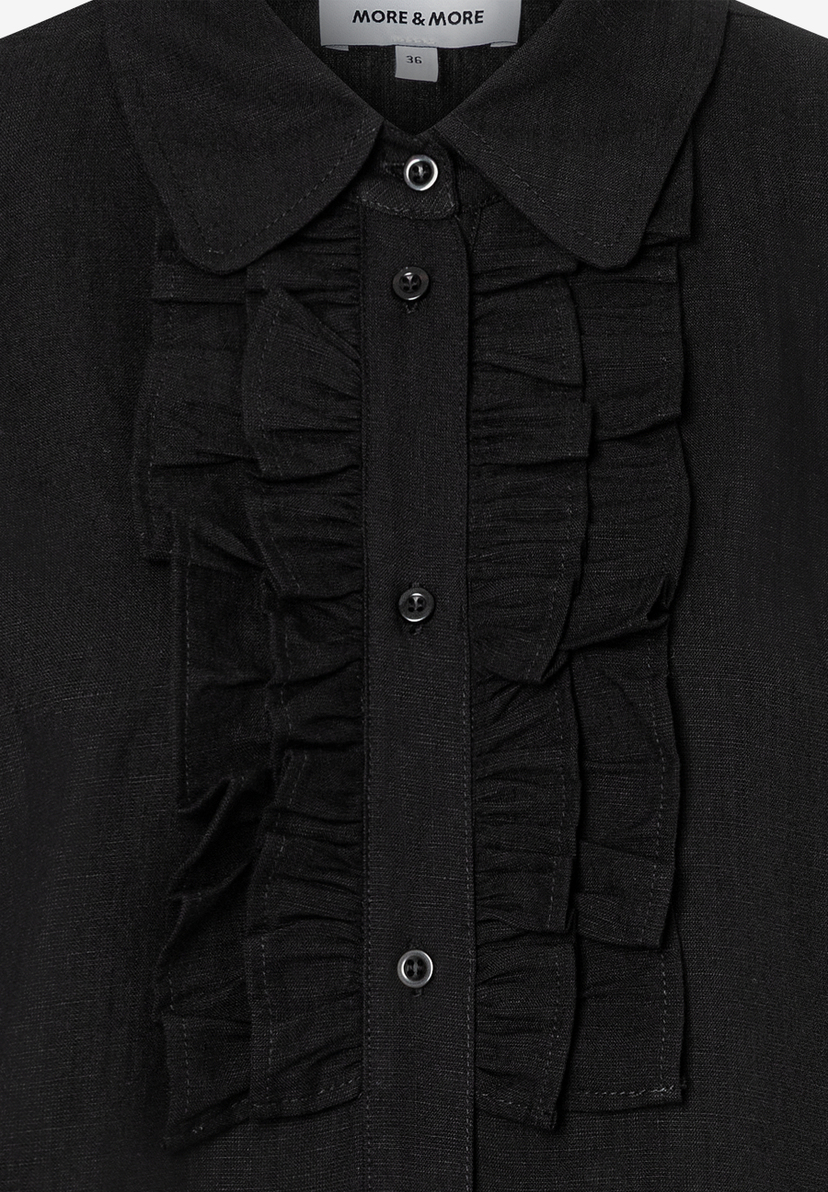 MORE & MORE schwarze Bluse, vorne mit Rüschen und kleinen schwarzen Knöpfen. Klassischer Kragen und Gr. 36 Etikett. MORE & MORE schwarze Bluse, vorne mit Rüschen und kleinen schwarzen Knöpfen. Klassischer Kragen und Gr. 36 Etikett.