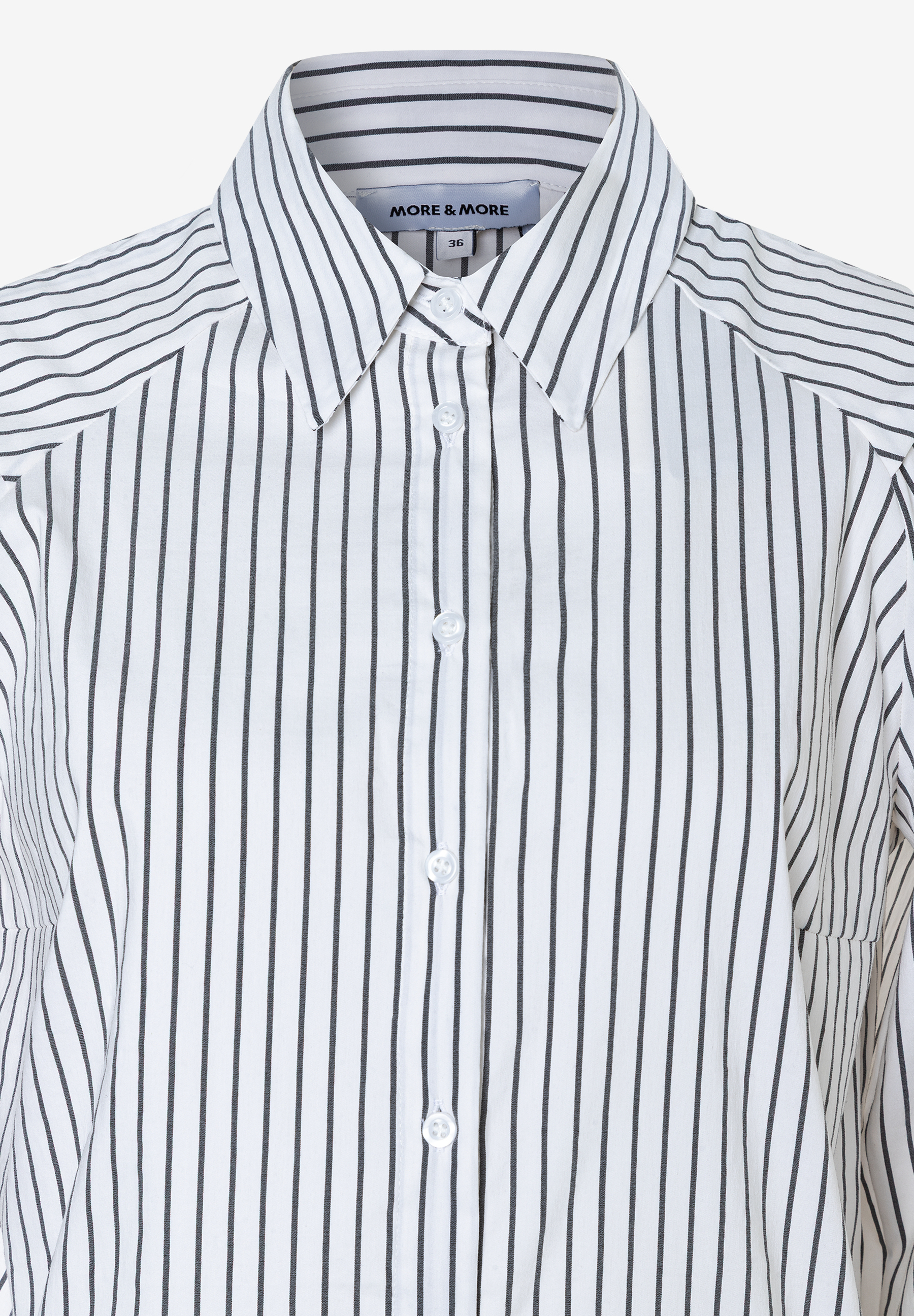 Nahaufnahme einer MORE & MORE Bluse mit dünnen, vertikalen Streifen und weißen Knöpfen. Nahaufnahme einer MORE & MORE Bluse mit dünnen, vertikalen Streifen und weißen Knöpfen.