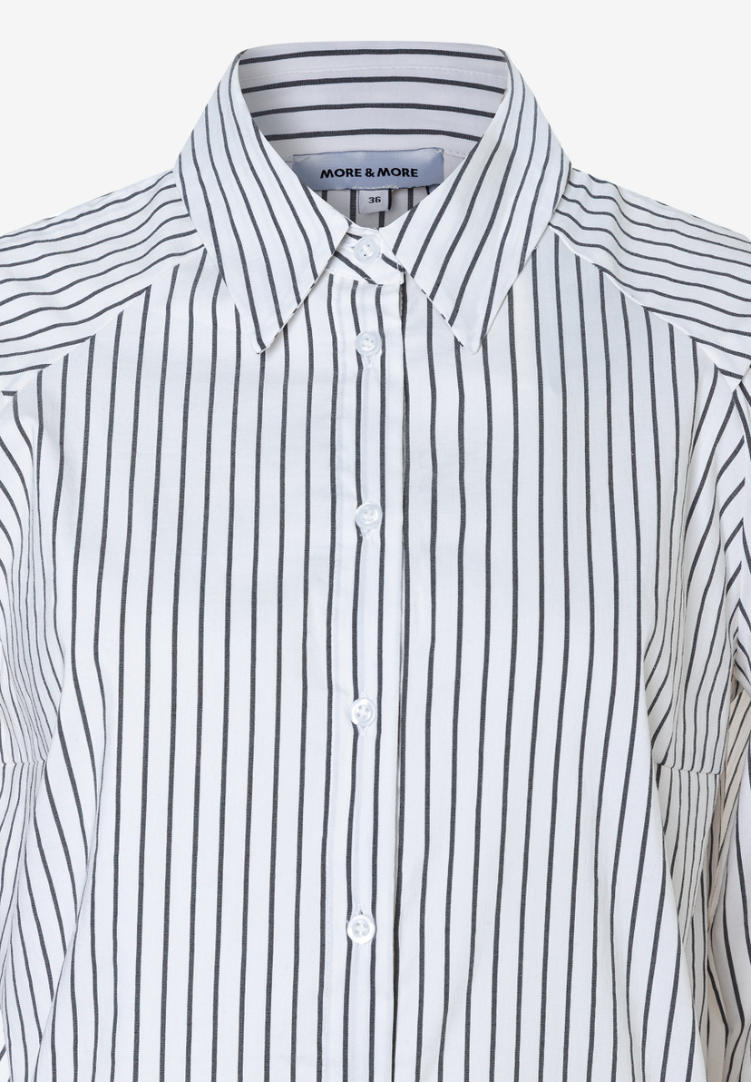 Nahaufnahme einer MORE & MORE Bluse mit dünnen, vertikalen Streifen und weißen Knöpfen. Nahaufnahme einer MORE & MORE Bluse mit dünnen, vertikalen Streifen und weißen Knöpfen.