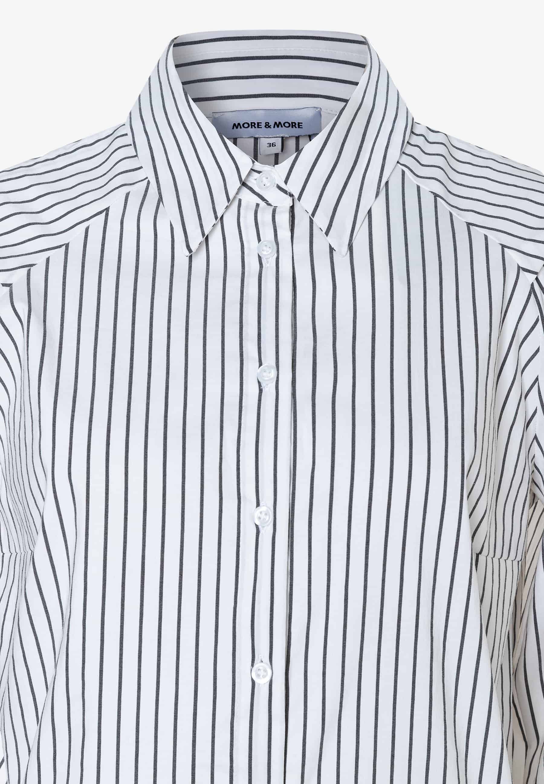 Nahaufnahme einer MORE & MORE Bluse mit dünnen, vertikalen Streifen und weißen Knöpfen. Nahaufnahme einer MORE & MORE Bluse mit dünnen, vertikalen Streifen und weißen Knöpfen.