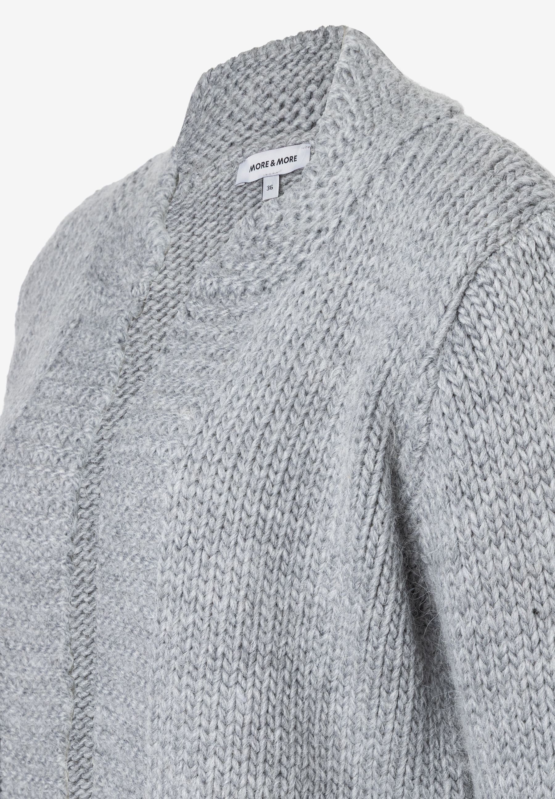 Nahaufnahme eines MORE & MORE Strickoberteils, das einen angenehmen Tragekomfort verspricht. Nahaufnahme eines MORE & MORE Strickoberteils, das einen angenehmen Tragekomfort verspricht.