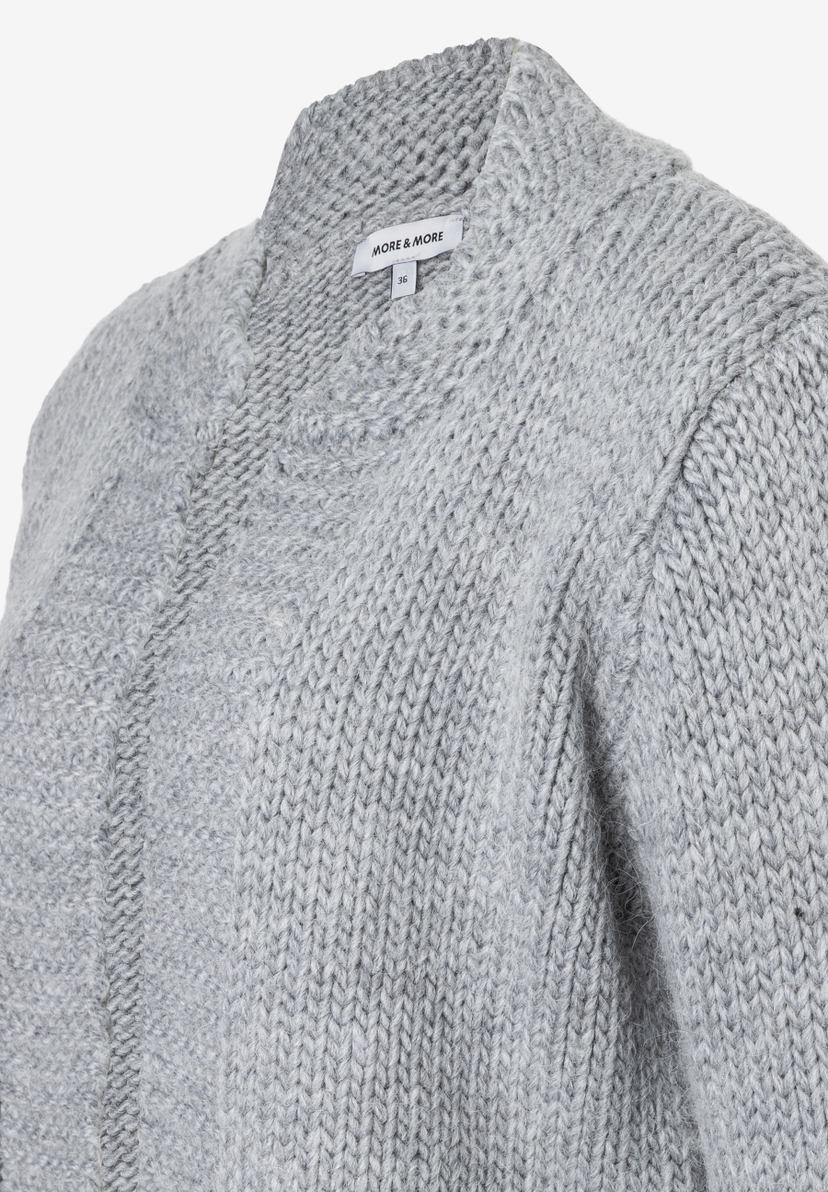 Nahaufnahme eines MORE & MORE Strickoberteils, das einen angenehmen Tragekomfort verspricht. Nahaufnahme eines MORE & MORE Strickoberteils, das einen angenehmen Tragekomfort verspricht.