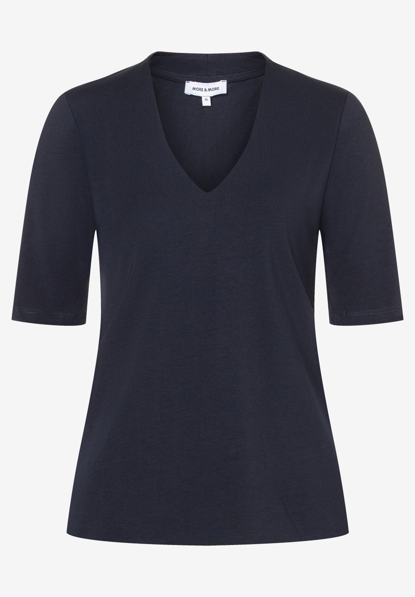 Ein dunkelblaues T-Shirt mit V-Ausschnitt von MORE & MORE. Es hat kurze Ärmel und ist aus Jersey mit weichem Griff. Ein dunkelblaues T-Shirt mit V-Ausschnitt von MORE & MORE. Es hat kurze Ärmel und ist aus Jersey mit weichem Griff.
