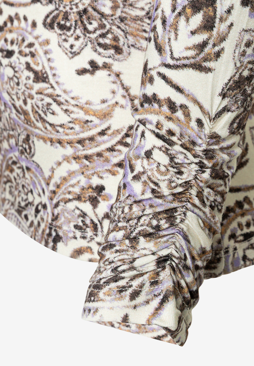 MORE & MORE T-Shirt mit lila-braunem Paisley-Muster. Der Ärmel ist gerafft und das Muster wiederholt sich dort.