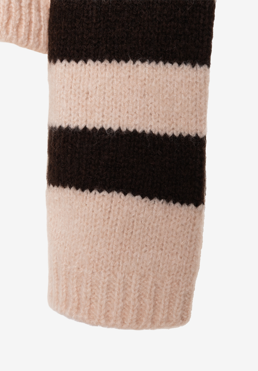 MORE & MORE Pullover-Ärmel: beigefarben mit zwei dunkelbraunen Querstreifen, gestrickte Rippstruktur.