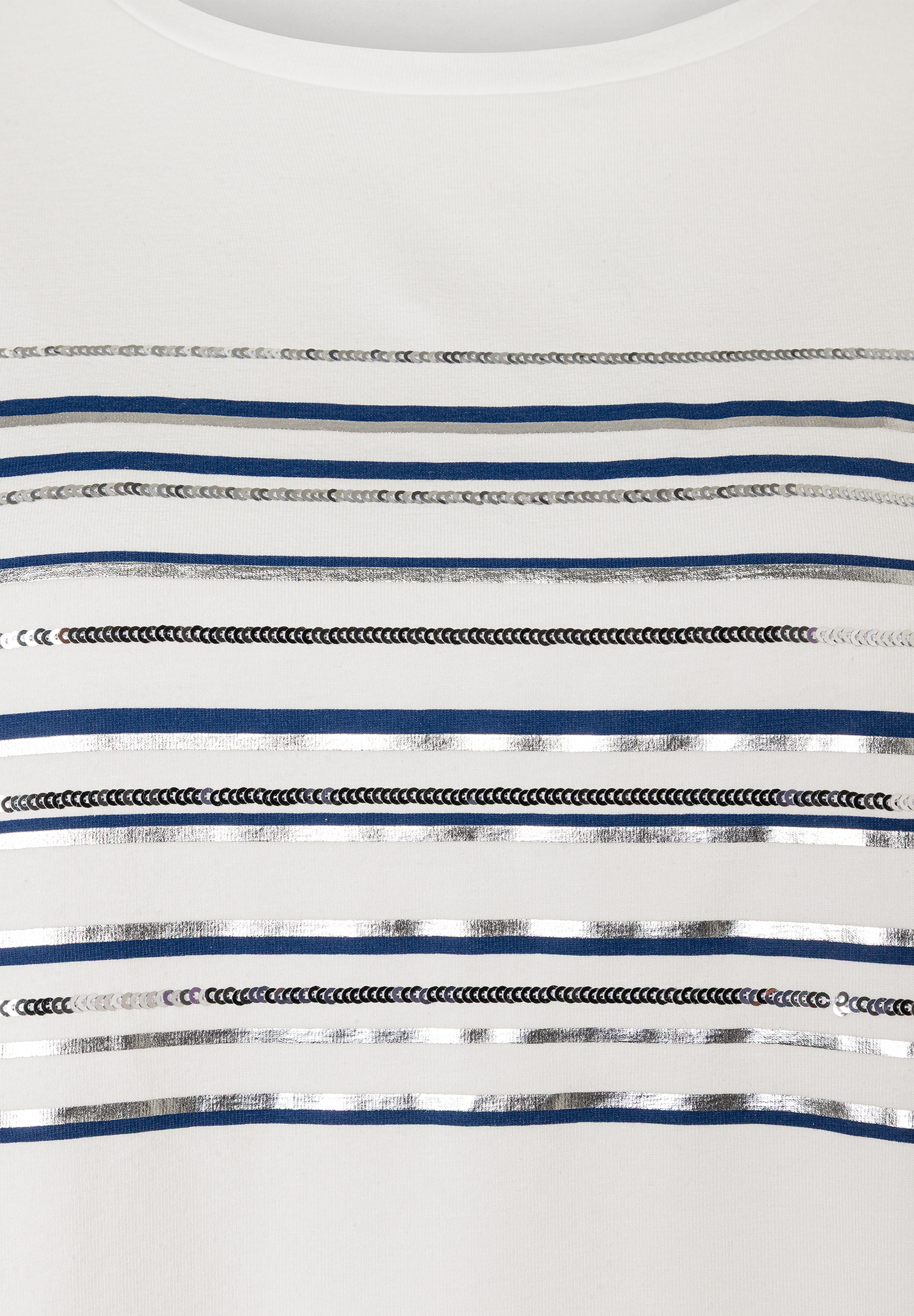 Ein MORE & MORE T-Shirt mit horizontalen Streifen in Blau, Grau, Silber und Pailletten auf weißem Grund. Ein MORE & MORE T-Shirt mit horizontalen Streifen in Blau, Grau, Silber und Pailletten auf weißem Grund.
