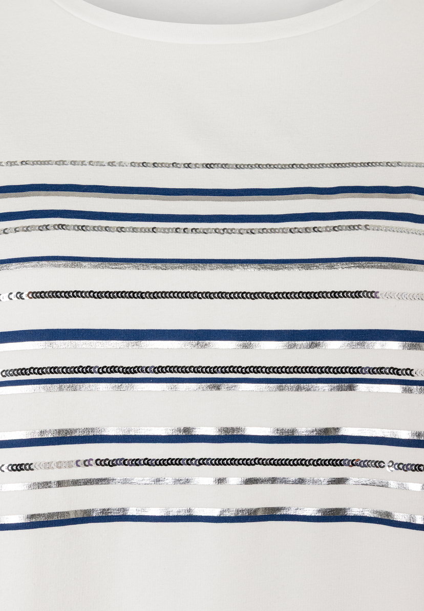 Ein MORE & MORE T-Shirt mit horizontalen Streifen in Blau, Grau, Silber und Pailletten auf weißem Grund. Ein MORE & MORE T-Shirt mit horizontalen Streifen in Blau, Grau, Silber und Pailletten auf weißem Grund.