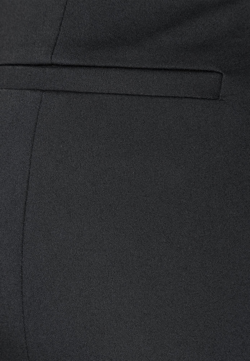 Detailaufnahme einer schwarzen MORE & MORE Hose mit Gesäßtasche aus Baumwollmischung mit Stretch. Detailaufnahme einer schwarzen MORE & MORE Hose mit Gesäßtasche aus Baumwollmischung mit Stretch.
