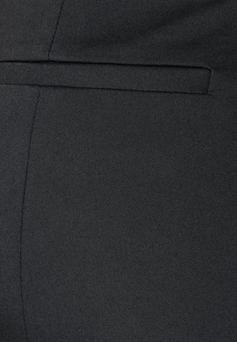 Detailaufnahme einer schwarzen MORE & MORE Hose mit Gesäßtasche aus Baumwollmischung mit Stretch. Detailaufnahme einer schwarzen MORE & MORE Hose mit Gesäßtasche aus Baumwollmischung mit Stretch.