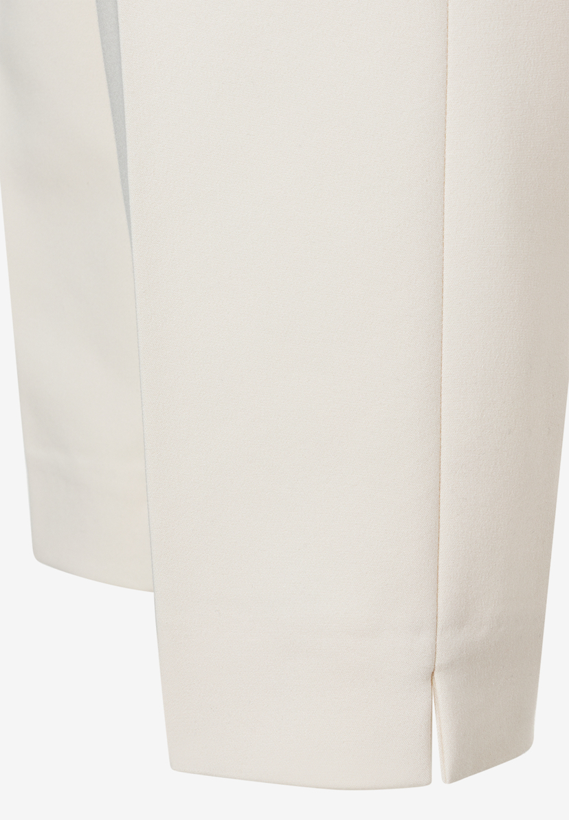 Detailaufnahme der MORE & MORE Hose aus Baumwollmischung, die Stofftextur und den Saum zeigt.